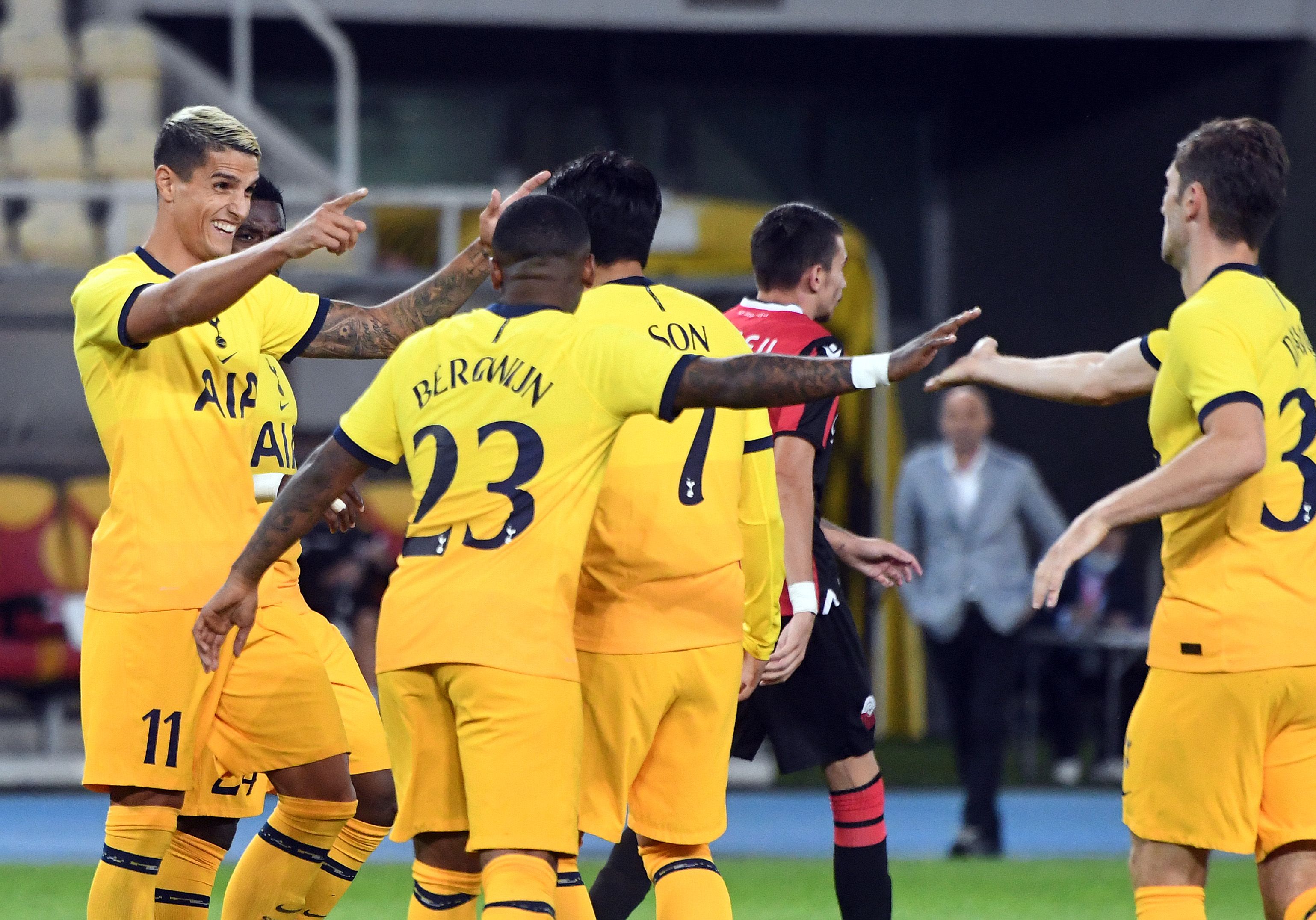 Pemain Tottenham Erik Lamela (kiri) melakukan selebrasi bersama rekan-rekan tim