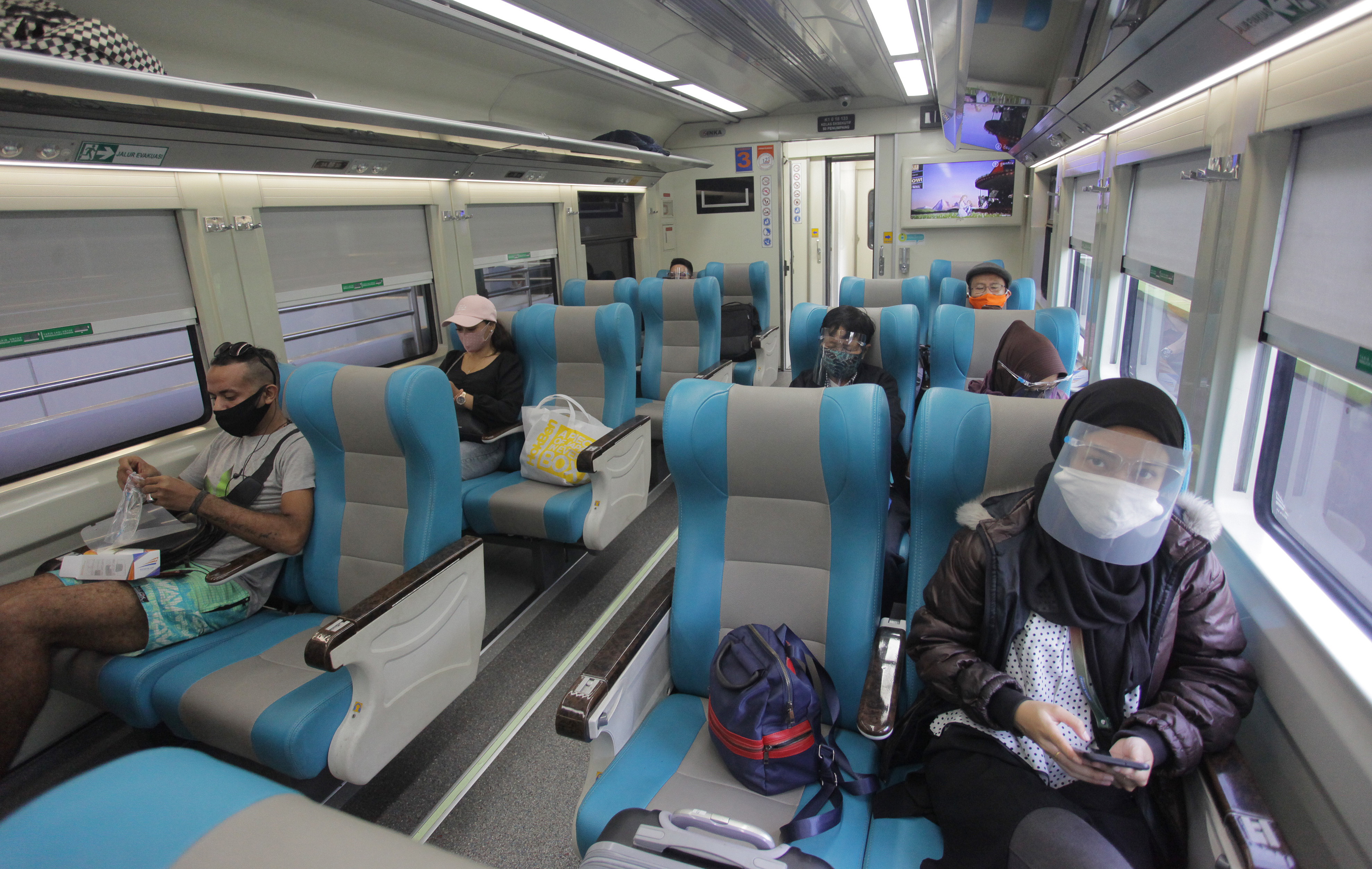 Sejumlah penumpang berada di dalam Kereta api Argo Parahyangan yang berhenti di Stasiun Gambir, Jakarta, Kamis (3/9).