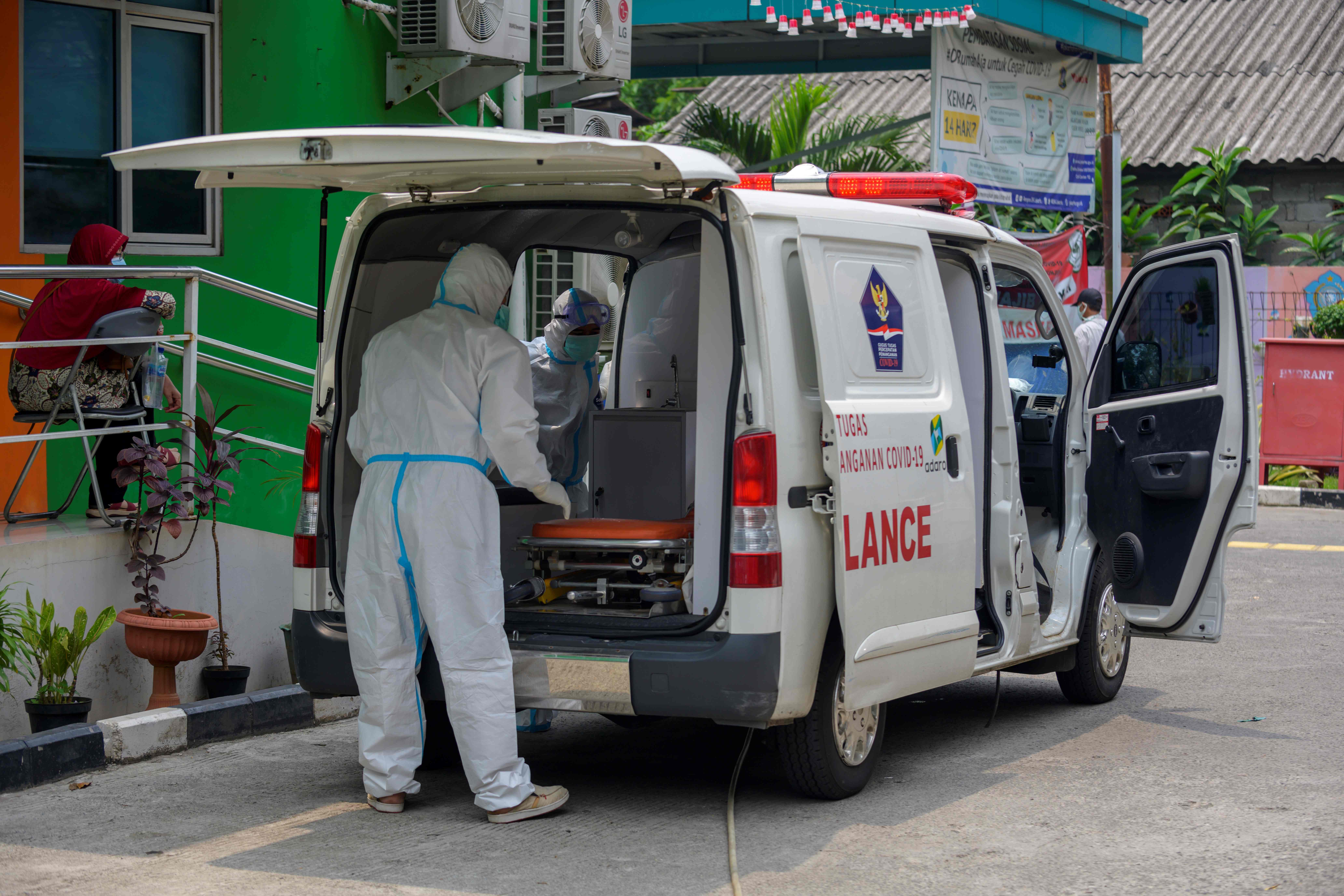 Petugas bersiap menjemput pasien covid-19 di Jakarta.