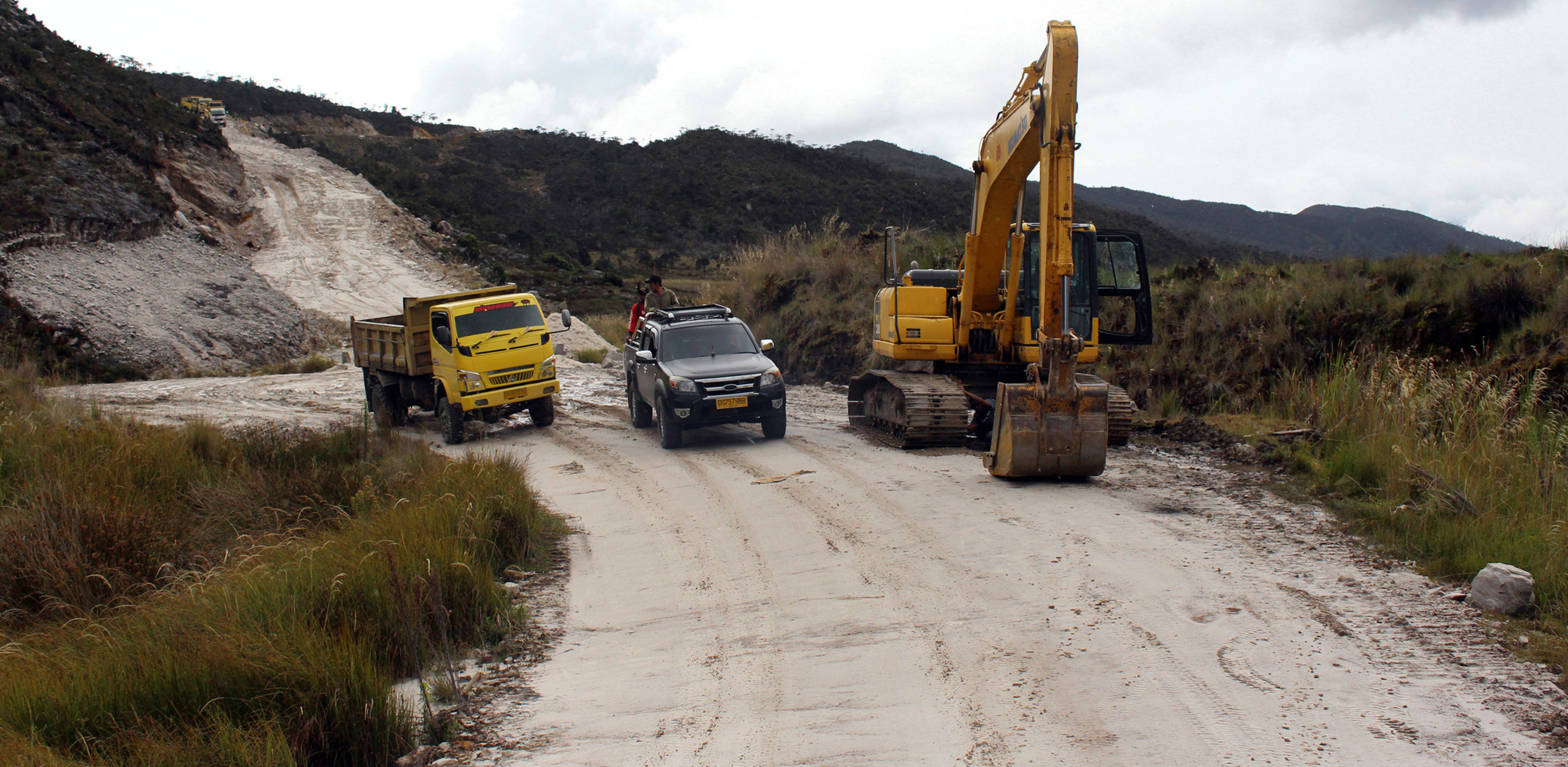 Kendaraan melintas di jalan Trans Papua Wamena-Batas Batu