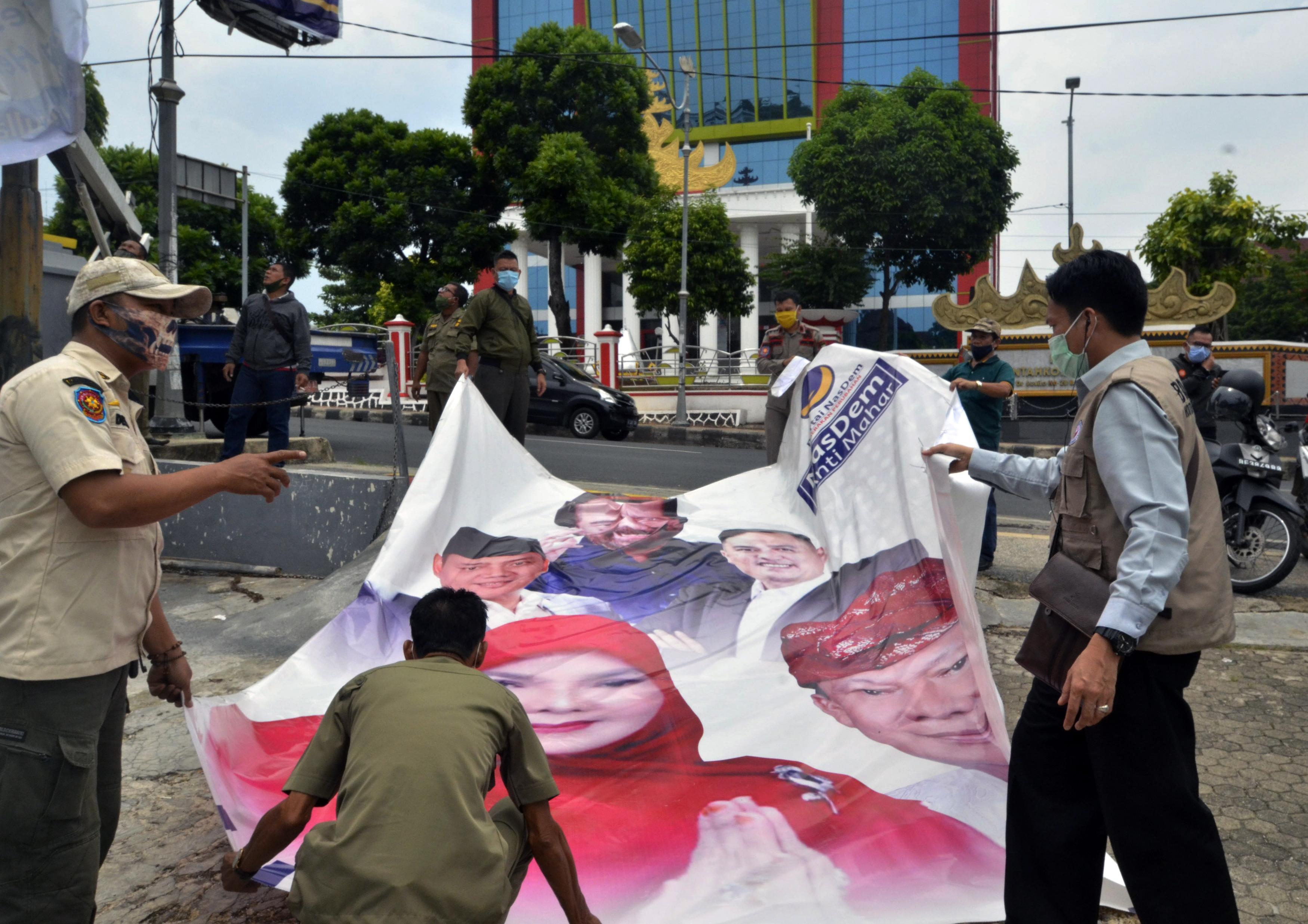 Petugas menertibkan Alat Perga aKampanye (APK)