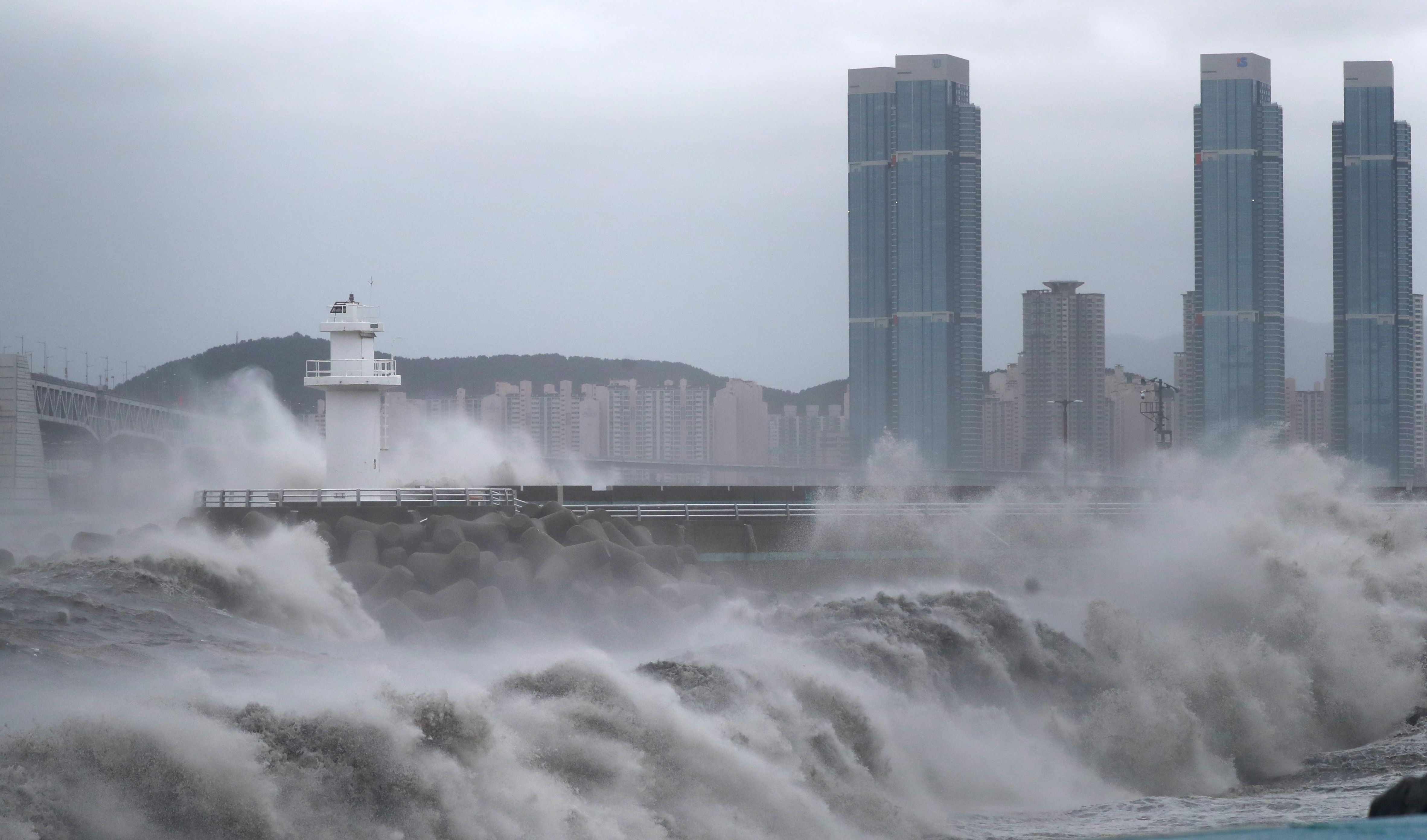 Ombak besar terjadi di Kota Busan saat Topan Haishen mendekati wilayah Korea Selatan.