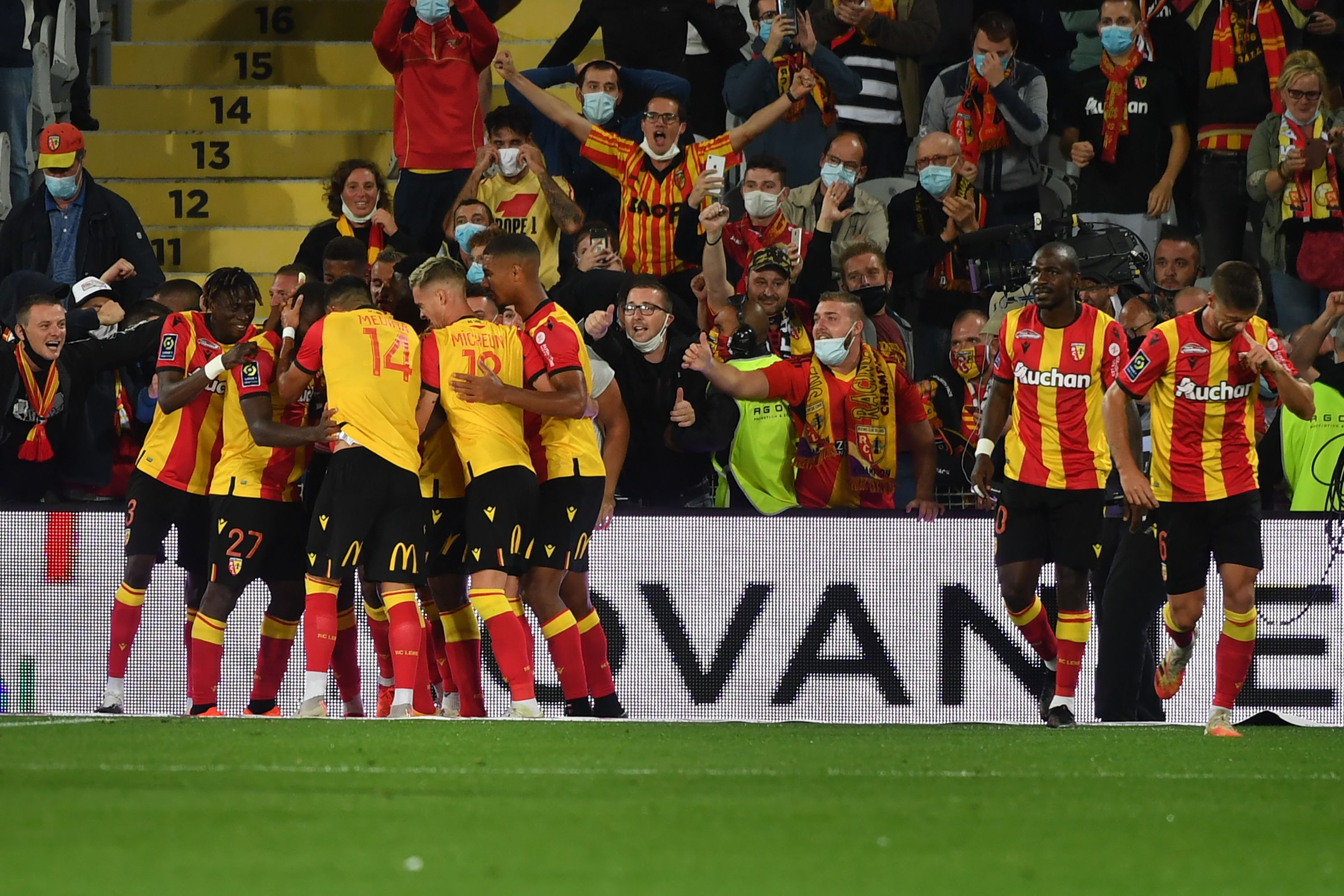 Pemain RC Lens merayakan gol yang dicetak Ganago ke gawang PSG, hari ini.
