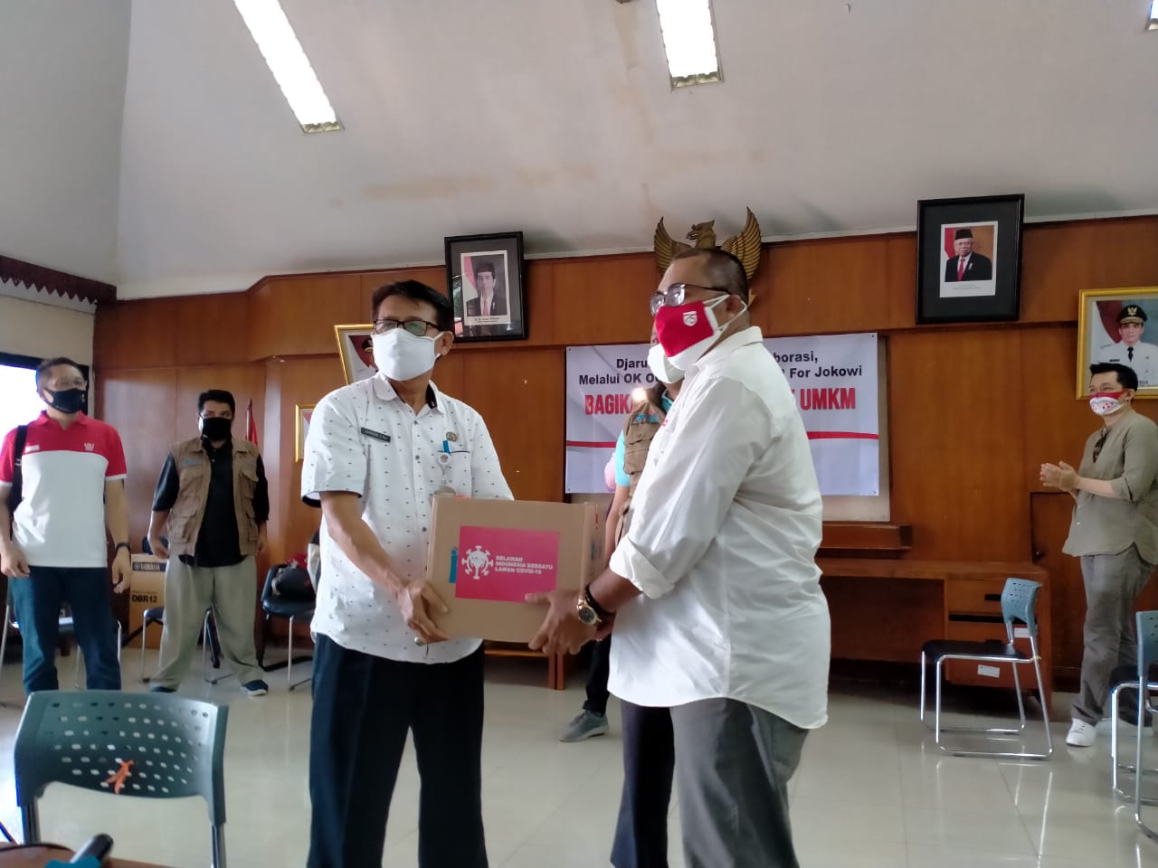 Ketua Umum Enterpreneur Profesional  For Jokowi, Hasni menyerahkan bantuan secara simbolis kepada Kepala Seksi Ekbang Kel. Pondok Pinang.