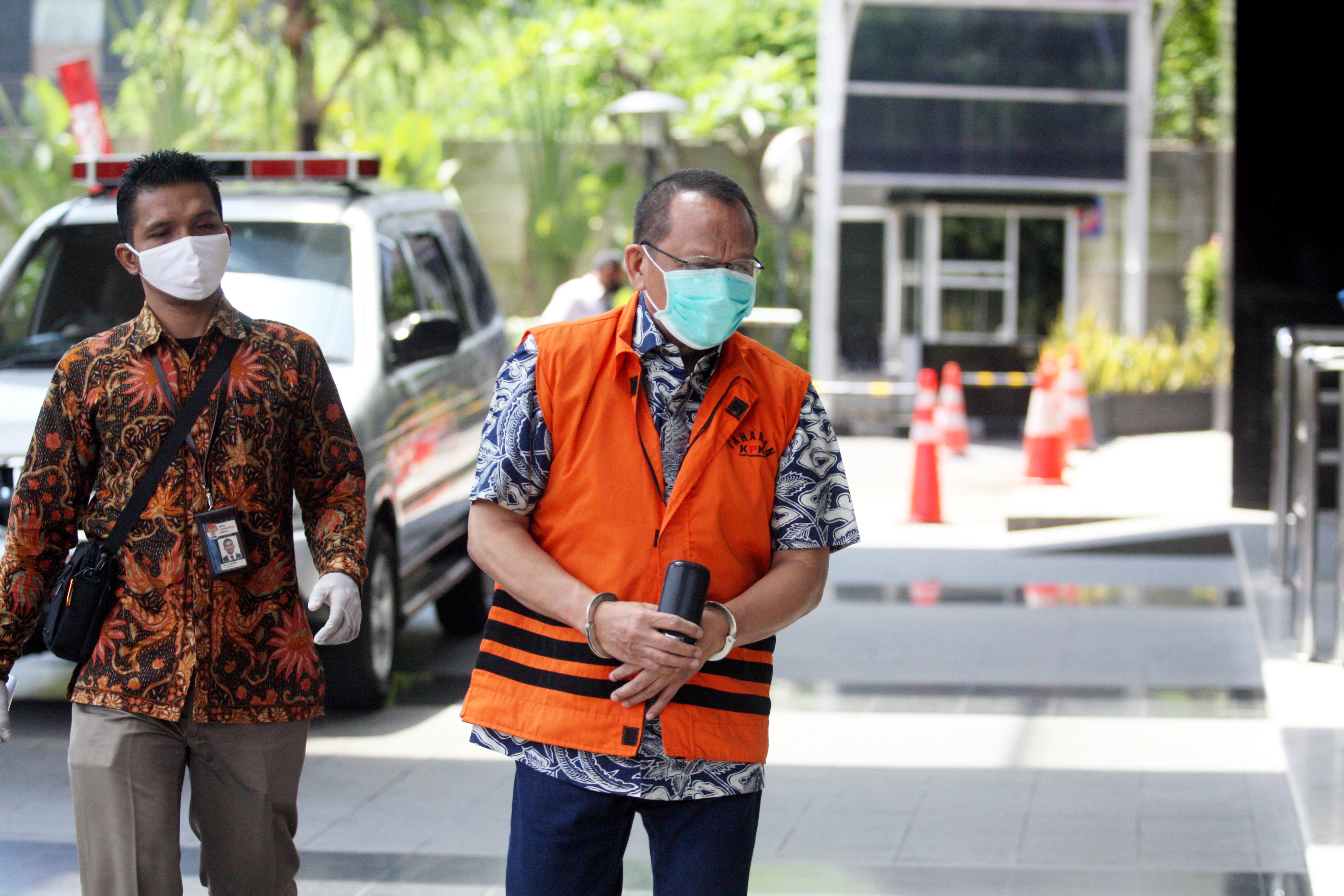 Tersangka kasus dugaan suap gratifikasi senilai Rp46 miliar, Nurhadi (rompi tahanan)