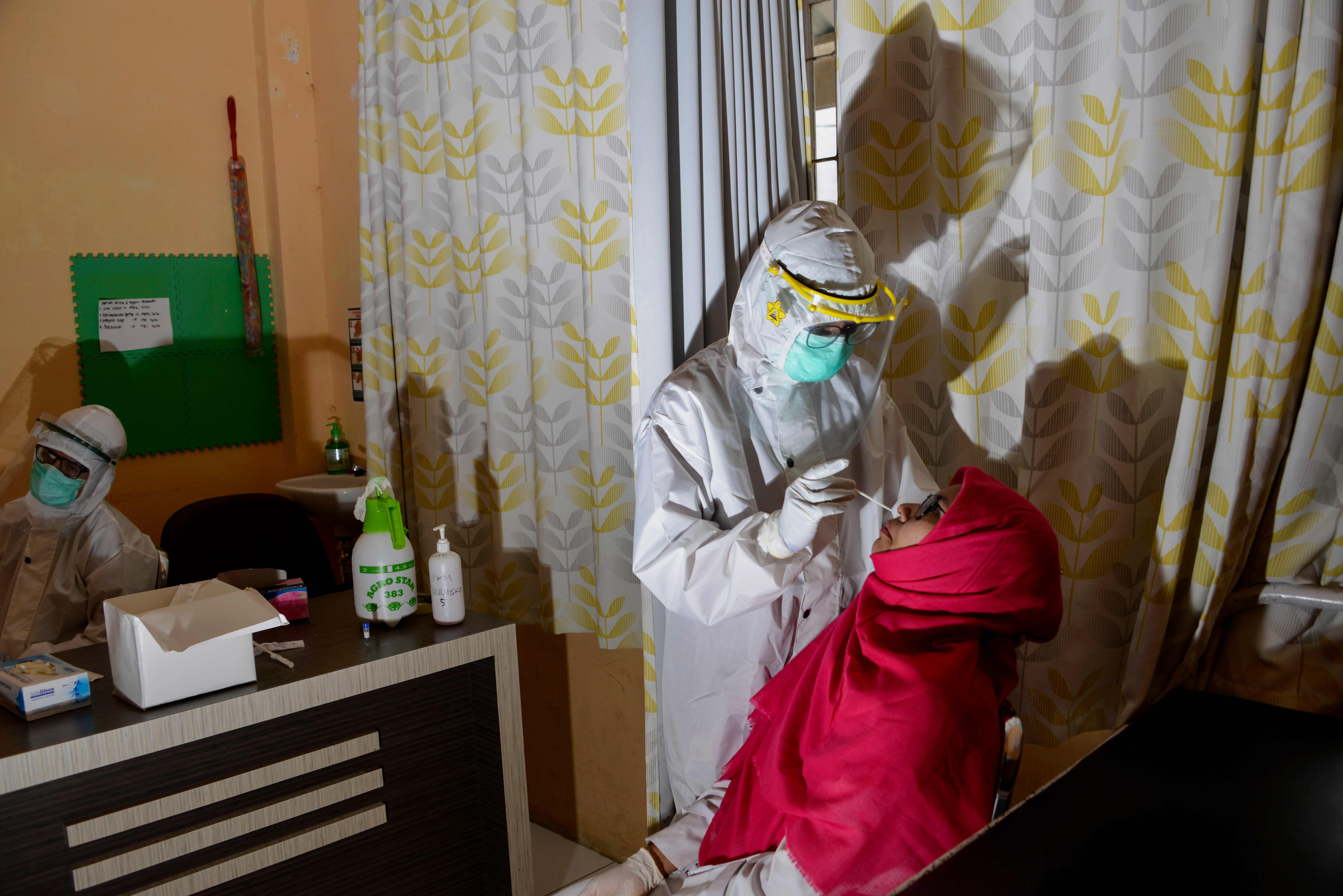 Petugas melakukan swab test di Banda Aceh.