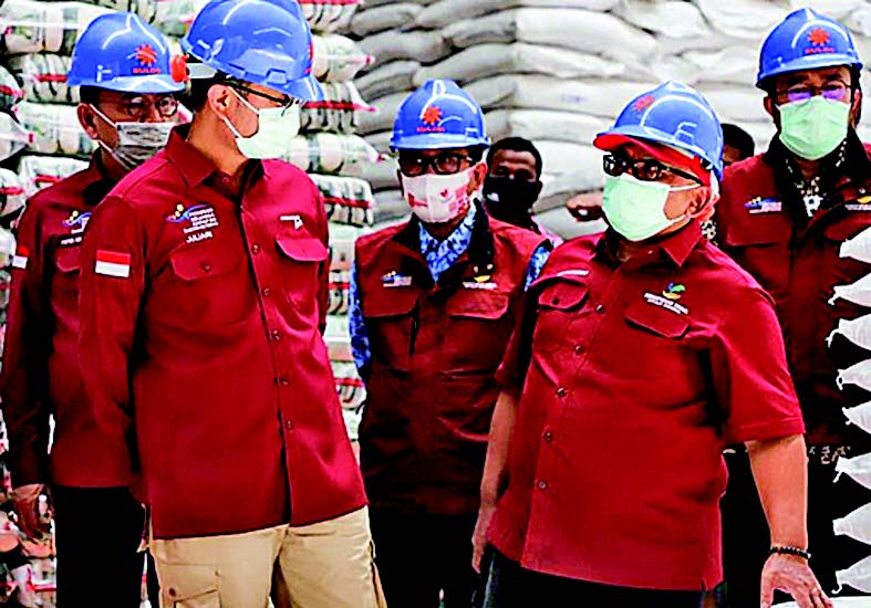 Menteri Sosial Juliari P Batubara (kedua kiri) mengecek di Gudang Bulog untuk pendistribusian bantuan sosial beras (BSB) di Cirebon, kemarin