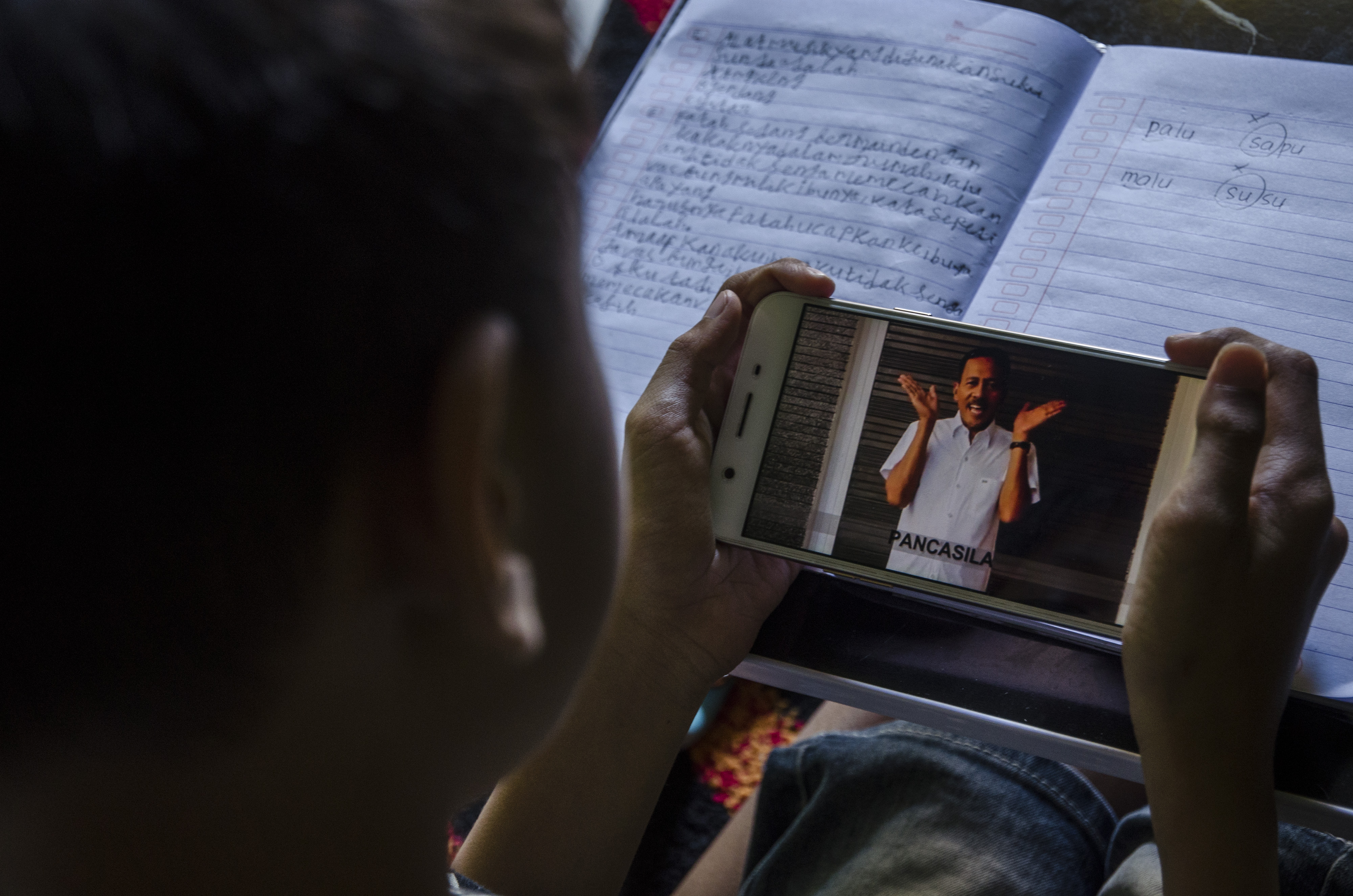 Siswa mengikuti pembelajaran jarak jauh