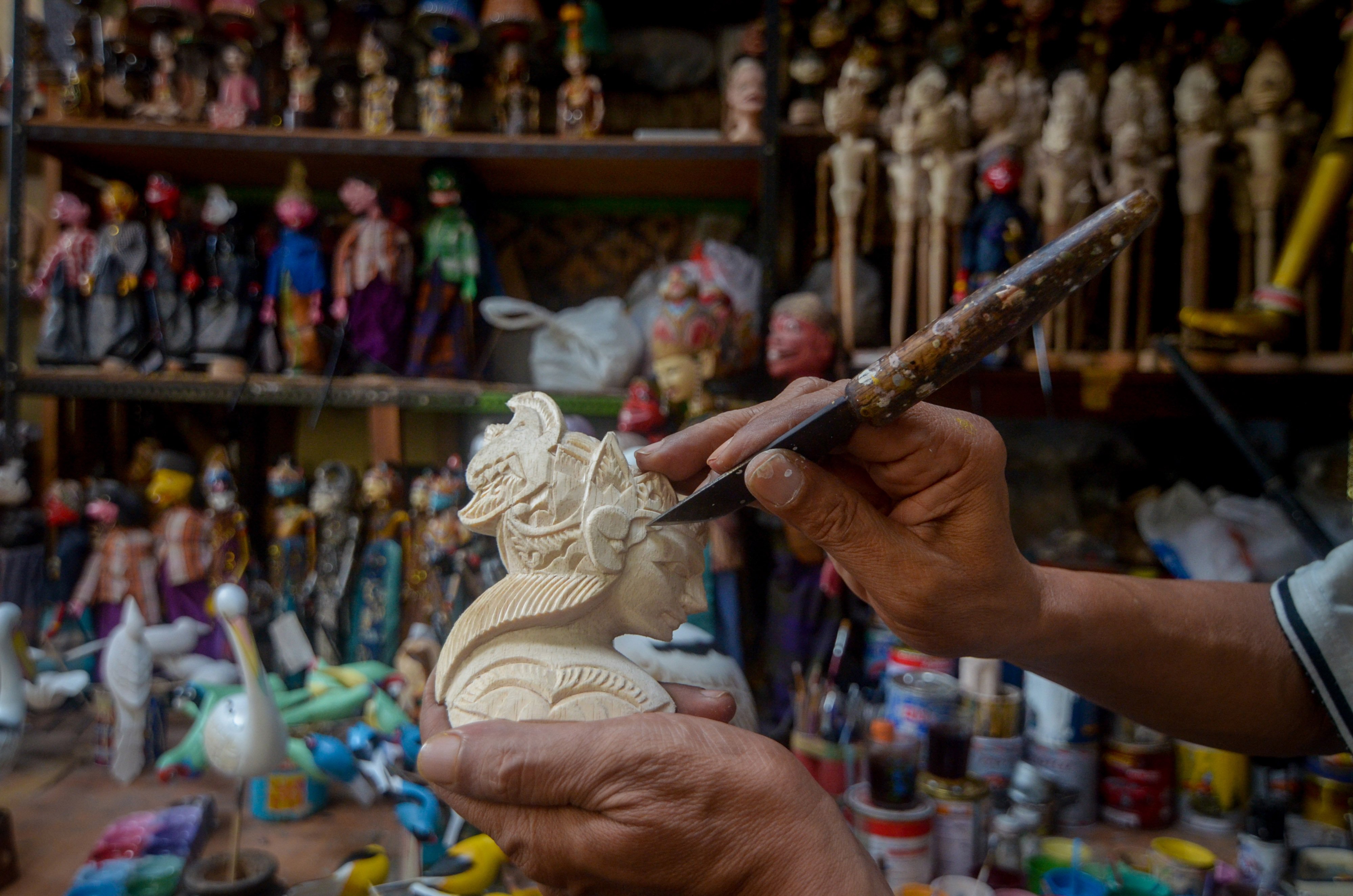 Perajin miniatur wayang mempersiakan produknya untuk diekspor