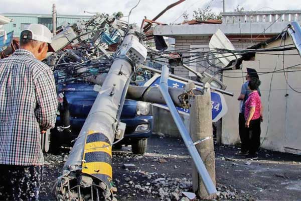 Warga melihat tiang listrik yang roboh akibat terjangan topan Maysak di kota pelabuhan Ulsan, Korea Selatan
