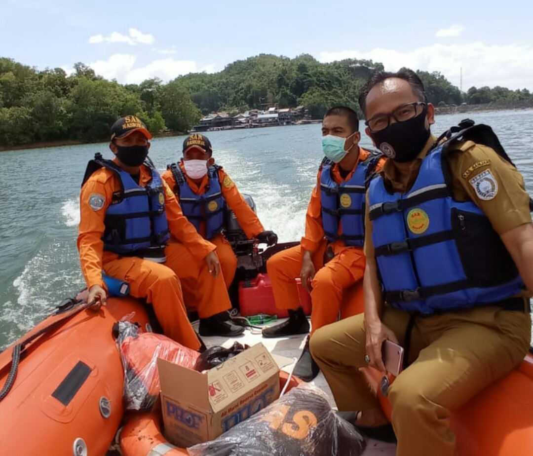 Tim SAR melakukan upaya pencarian korban tenggelam di Waduk Riam Kanan Kabupaten Banjar, Kalsel