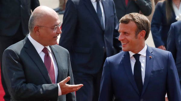 Presiden Irak Barham Salih (kiri) menyambut kedatangan Presiden Prancis  Emmanuel Macron di Istana Salam di Baghdad, Irak.