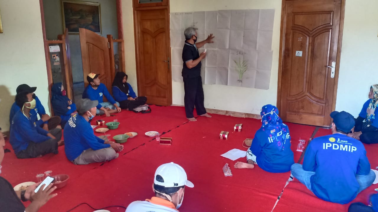 Sekolah Lapang mengedepankan proses pelibatan peserta didik ke dalam struktur pengalaman belajar sistematis dan berkelanjutan.