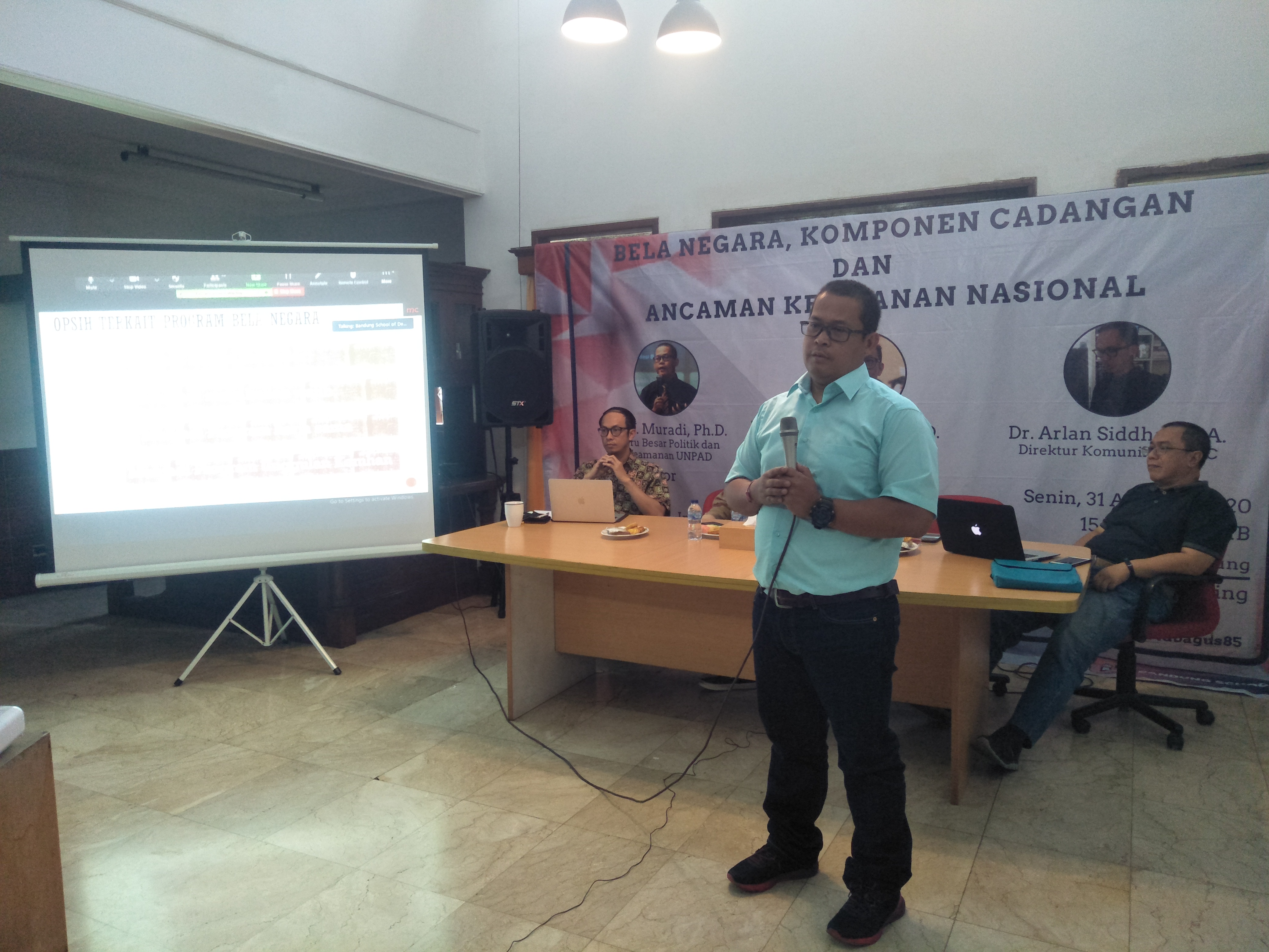 Guru besar politik dan keamanan Unpad, Muradi, menjadi pembicara dalam diskusi yang bertajuk 