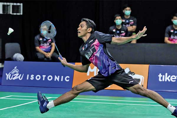 Pebulu tangkis putra Chico Aura Dwi Wardoyo bersiap mengembalikan kok ke arah lawannya, Jonatan ‘Jojo’ Christie