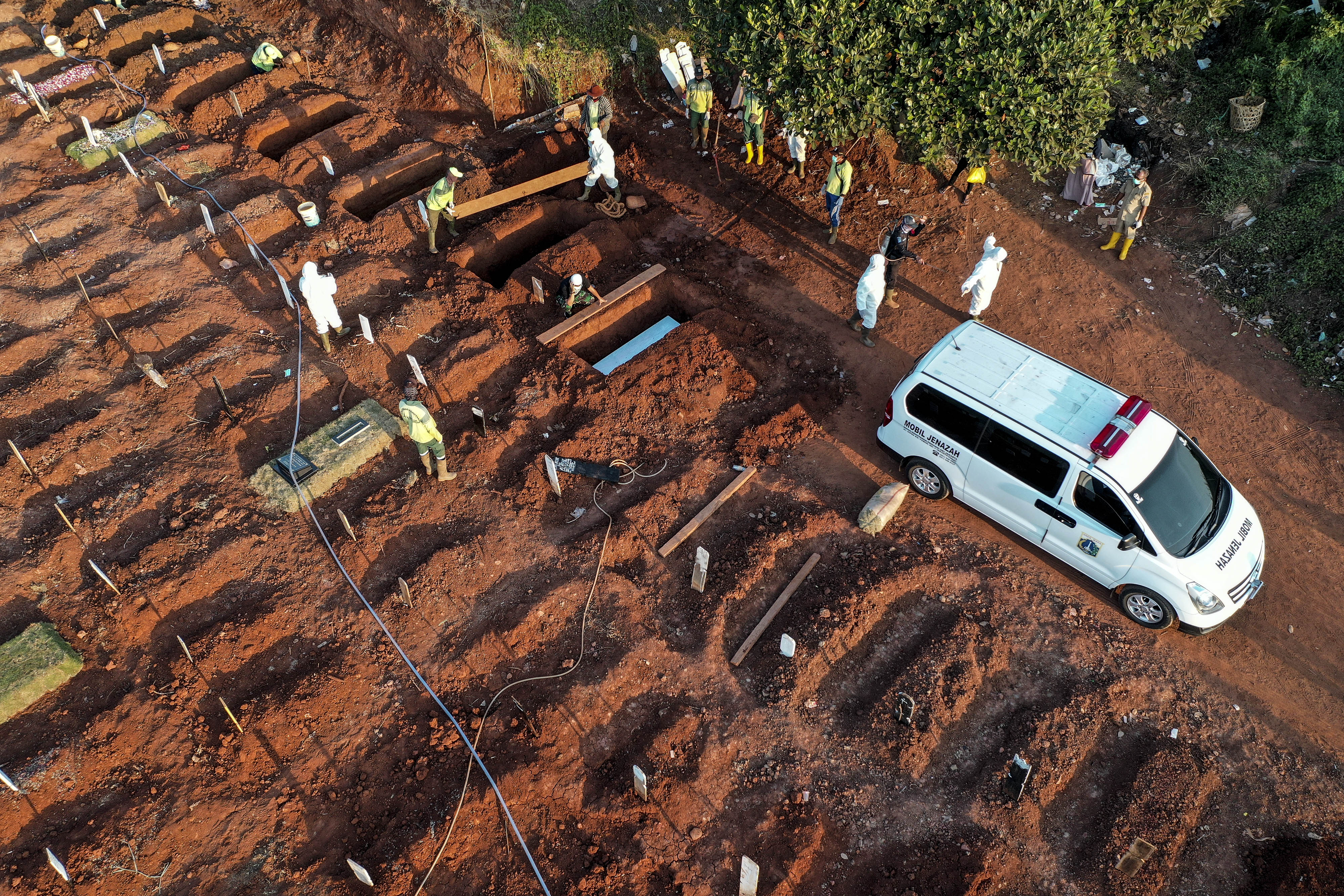 Petugas memakamkan jenazah COVID-19, di TPU Pondok Ranggon, Jakarta (8/9/2020)