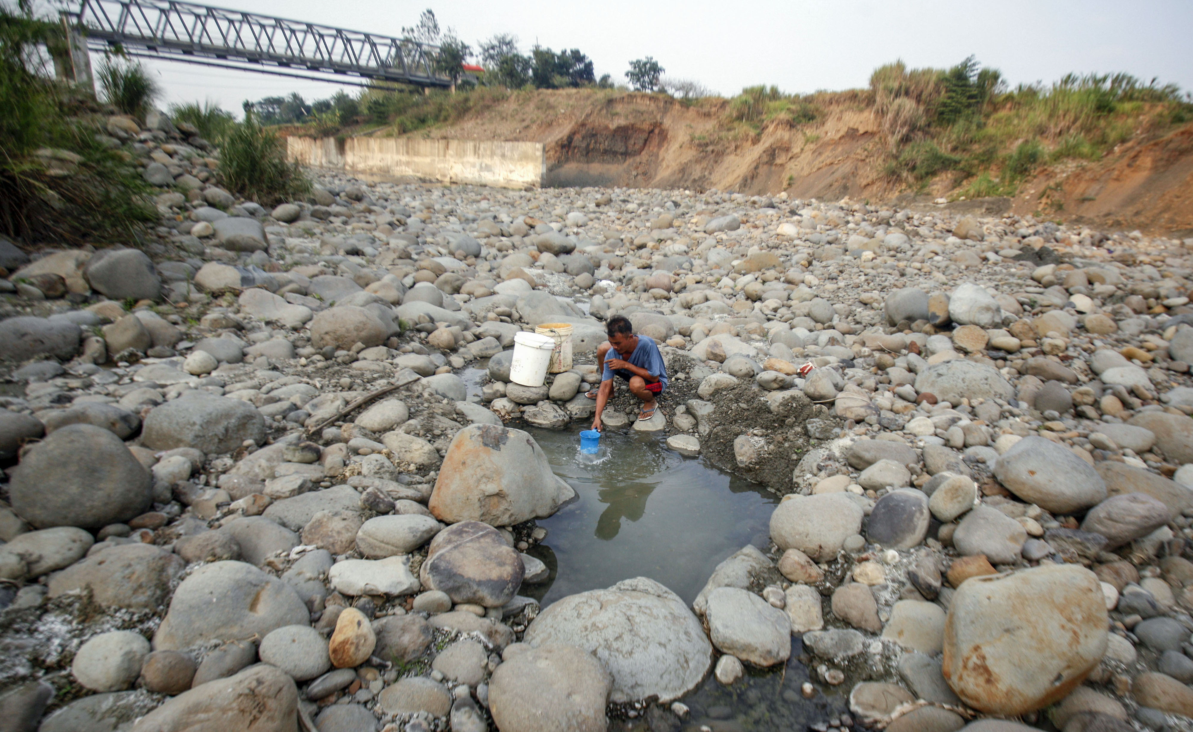  Warga mengambil air dari dasar Sungai Cipamingkis yang mengering di Jonggol, Kabupaten Bogor (30/8/2020)