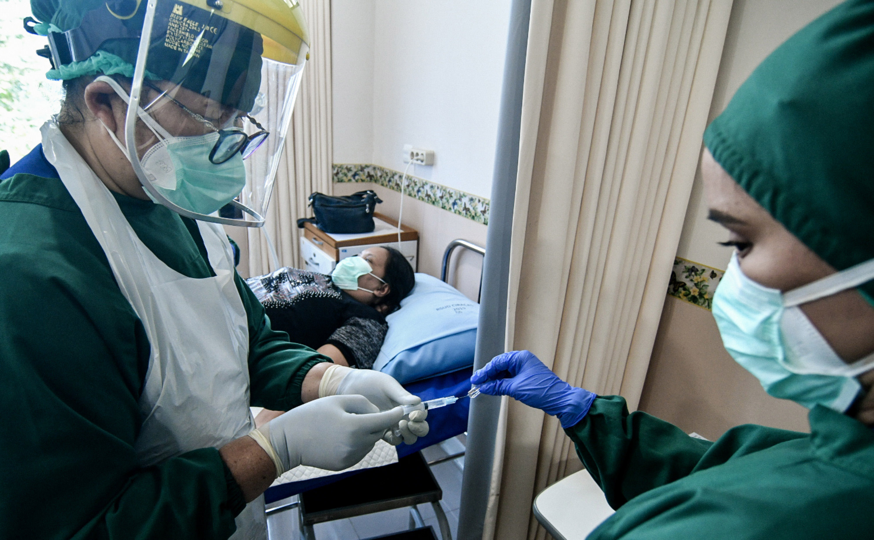  Petugas kesehatan bersiap memasang alat kontrasepsi jenis implan pada akseptor di RSUD Ciracas, Jakarta.