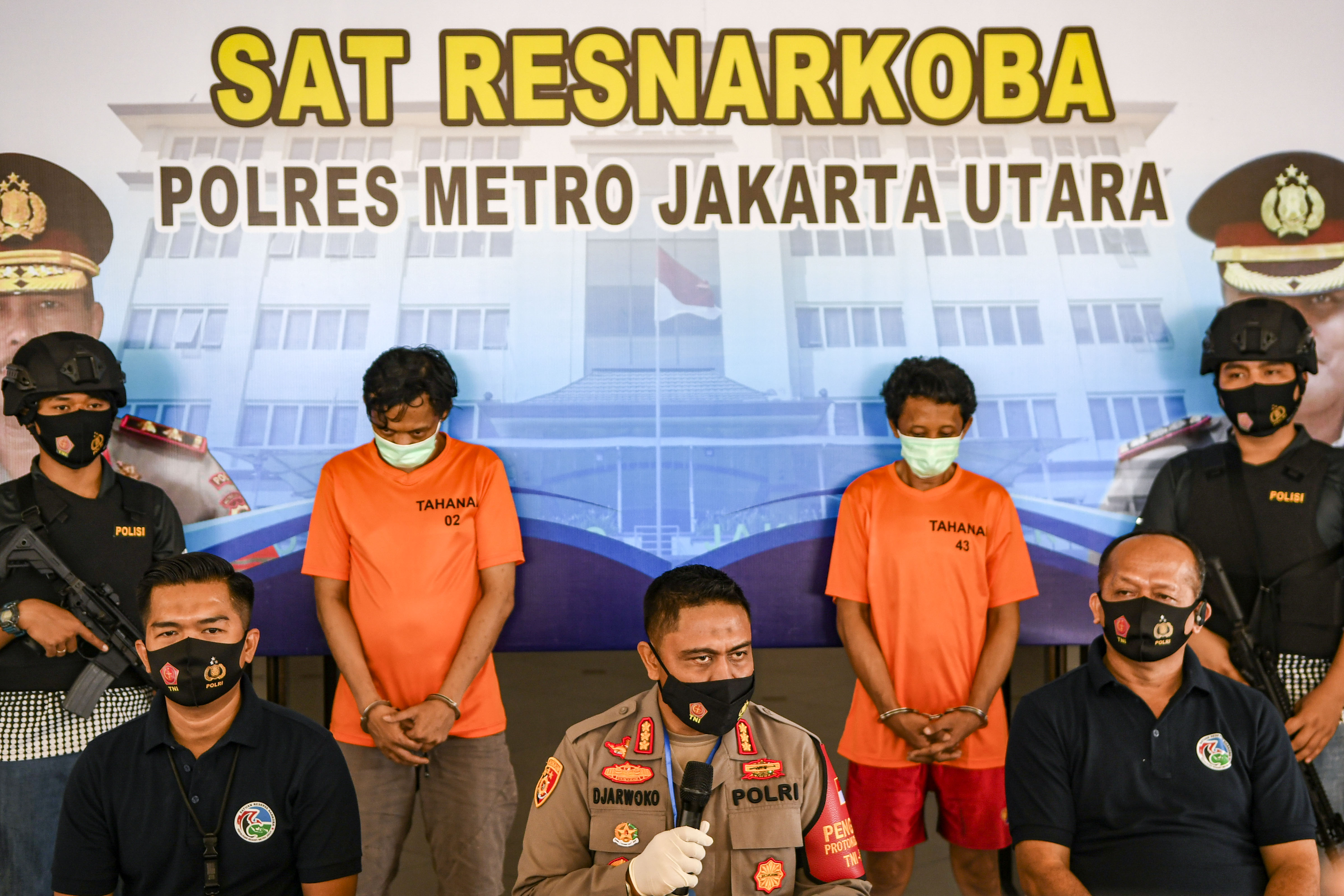 Kapolres Metro Jakarta Utara Kombes Pol Sudjarwoko (tengah) menyampaikan keterangan pada wartawan saat rilis kasus narkoba.