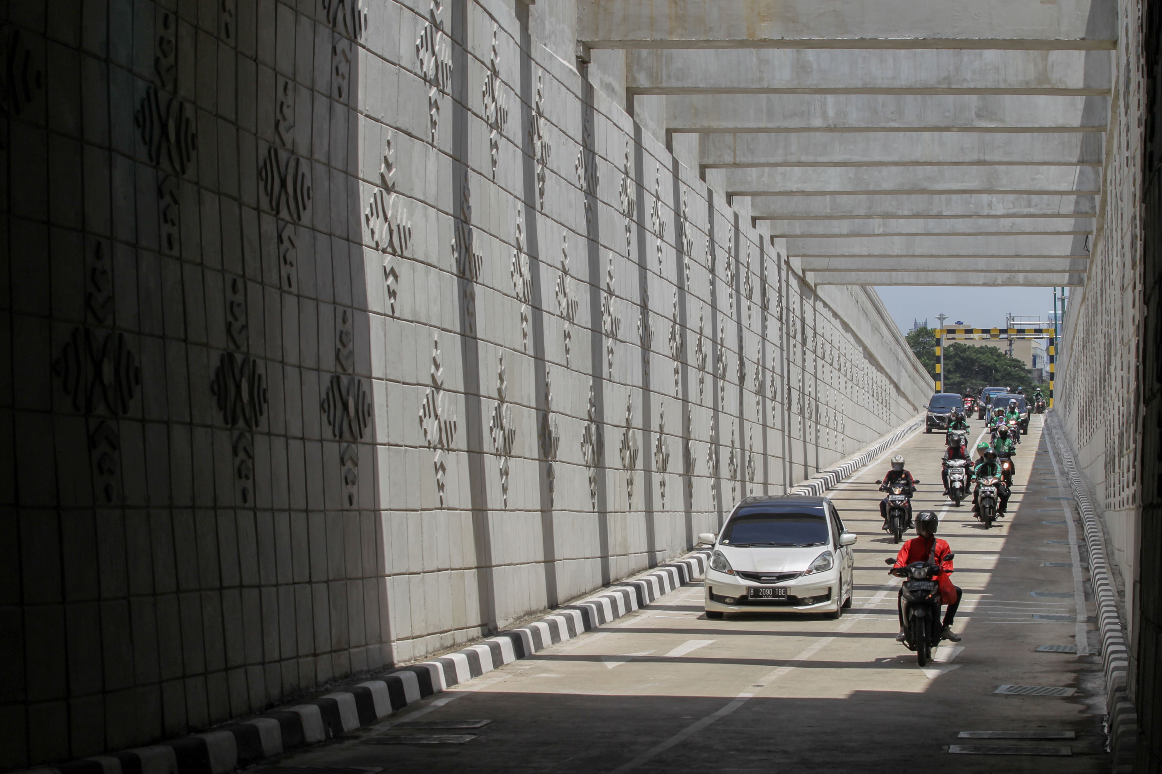 ejumlah pengendara kendaraan bermotor melintasi underpass Matraman.