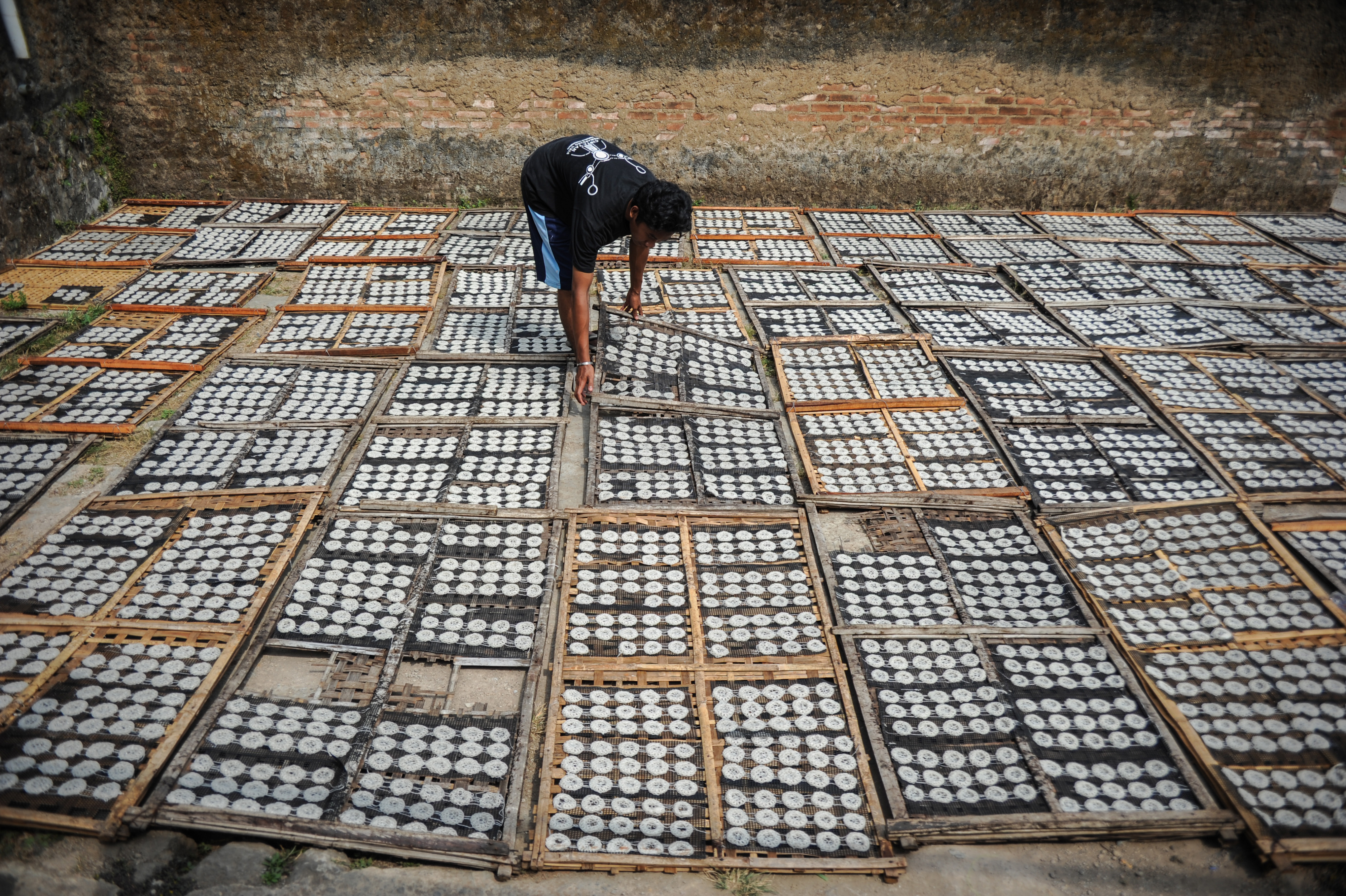 Pekerja menjemur kerupuk di Kampung Babakan Hurip, Cipadung, Kabupaten Sumedang, Jawa Barat, Selasa (8/9/2020