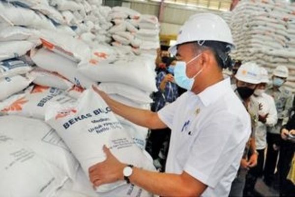 Menko Bidang Pembangunan Manusia dan Kebudayaan (Menko PMK) Muhadjir Effendy melihat karung berisi beras saat meninjau gudang beras Bulog   