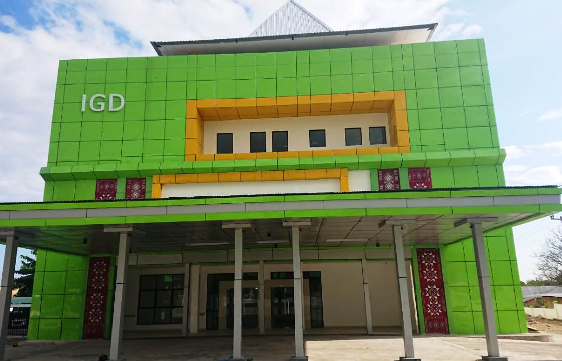 Gedung baru IGD RS dr TC Hillers Maumere yang belum bisa digunakan sampai saat ini karena tidak ada sambungan listrik.