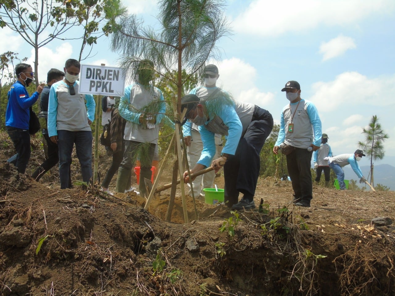 Dirjen PPKL, KLHK M.R. Karliansyah melakukan penanaman pohon di lahan bekas tambang yang jadi kawasan wisata alam di Kuningan, Jawa Barat.  
