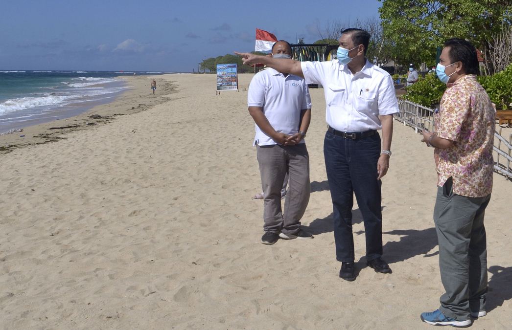 Menteri Koordinator Bidang Kemaritiman dan Investasi (Menko Marves) Luhut Binsar Pandjaitan (tengah).