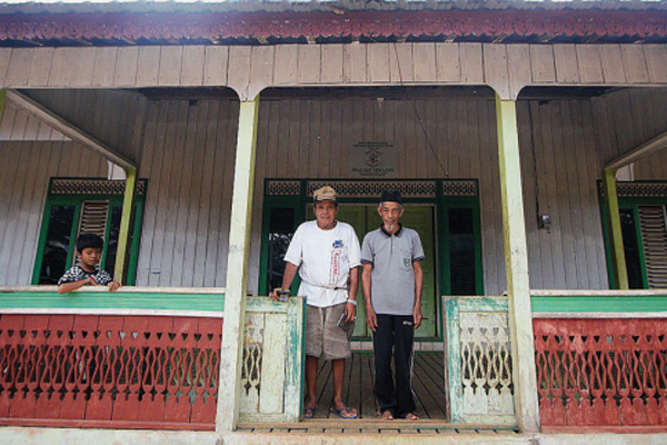TRADISI PENGANUT KAHARINGAN: Warga berfoto seusai membersihkan Balai Adat Ajung suku Dayak Pitap di kaki Pegunungan Meratus, Kalsel