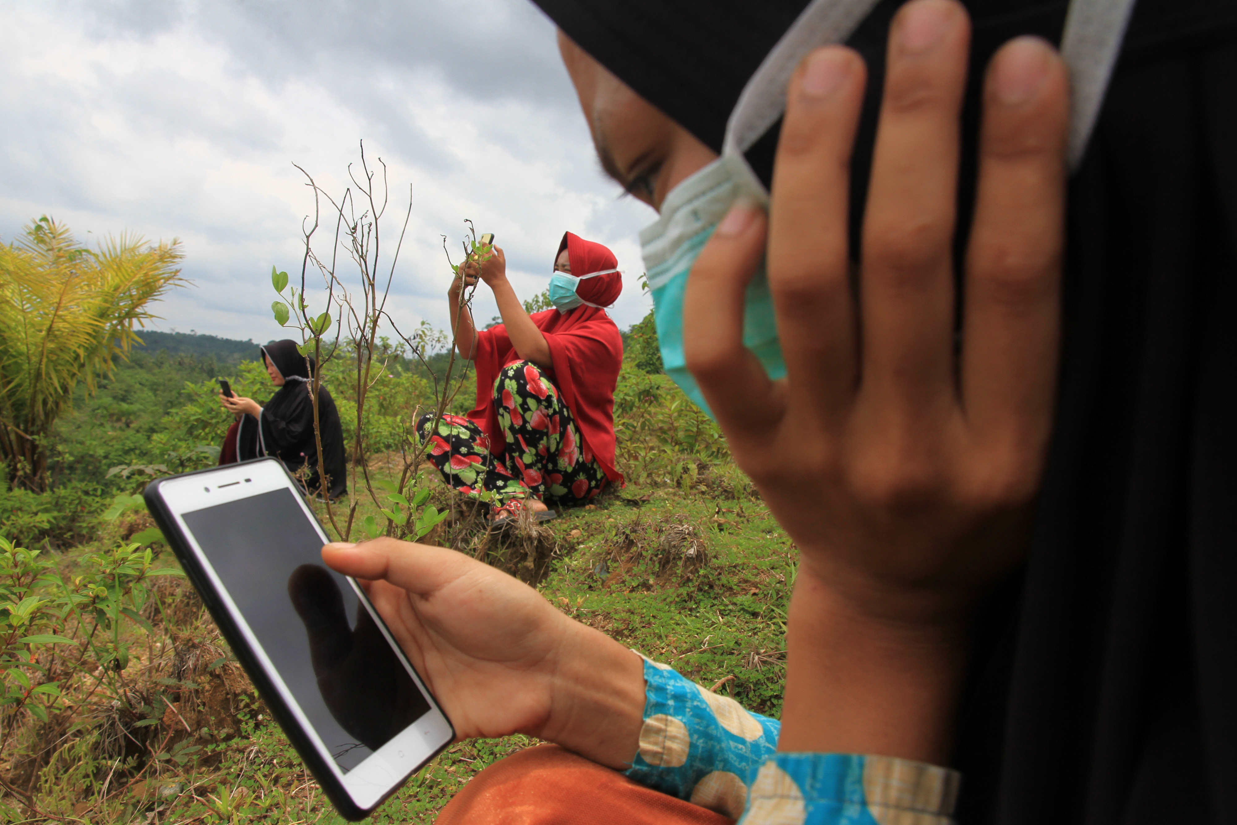 Sejumlah pelajar dan mahasiswa belajar daring di Desa Cangai, Pante Ceureumen, Aceh Barat, Aceh, Rabu (26/8/2020). 