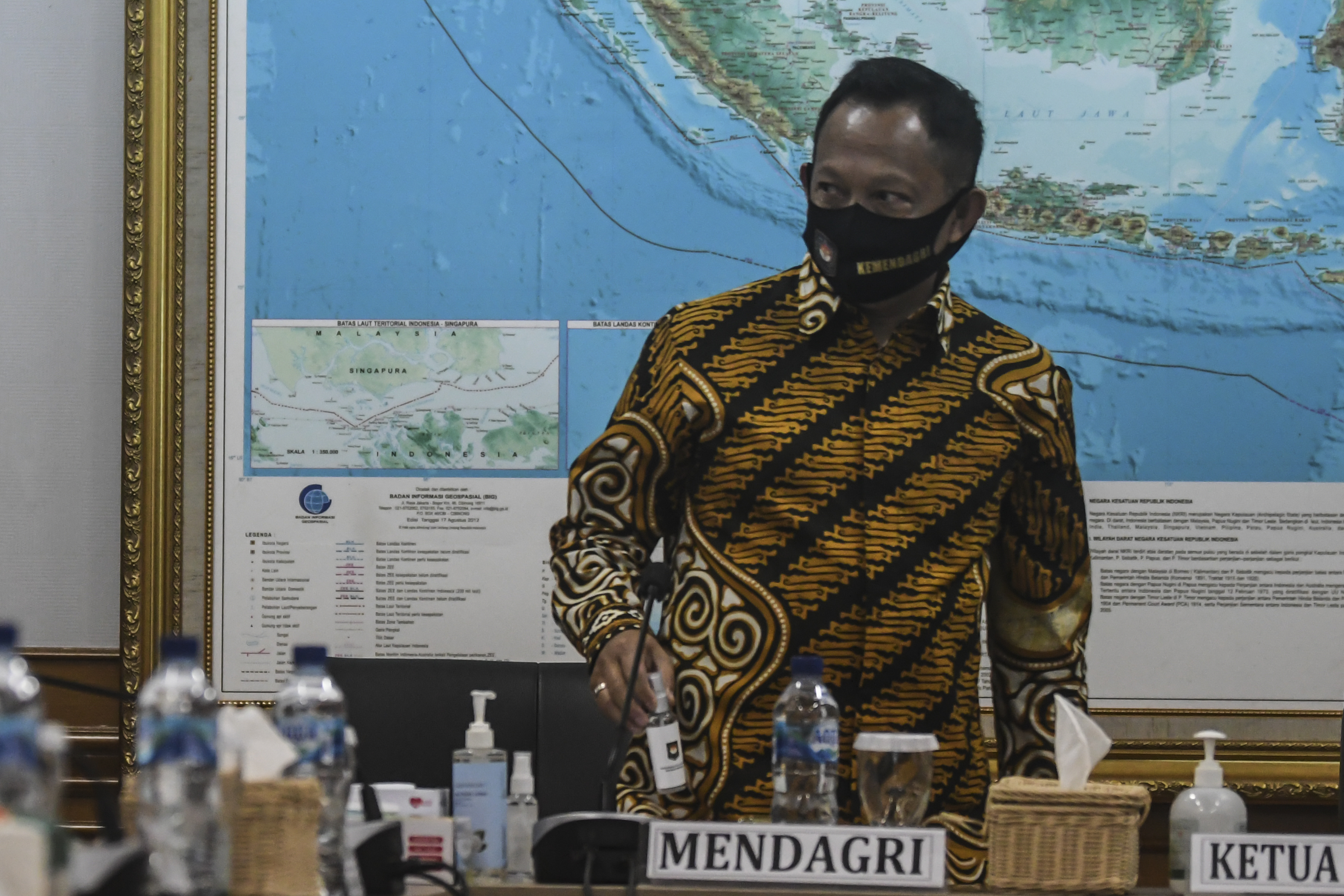 Mendagri Tito Karnavian saat menghadiri pertemuan dengan KPU Pusat.