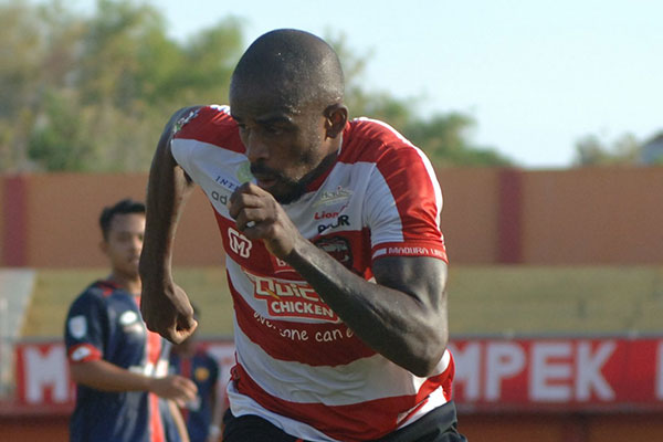 Striker Nigeria Greg Nwokolo memutuskan meninggalkan Madura United.