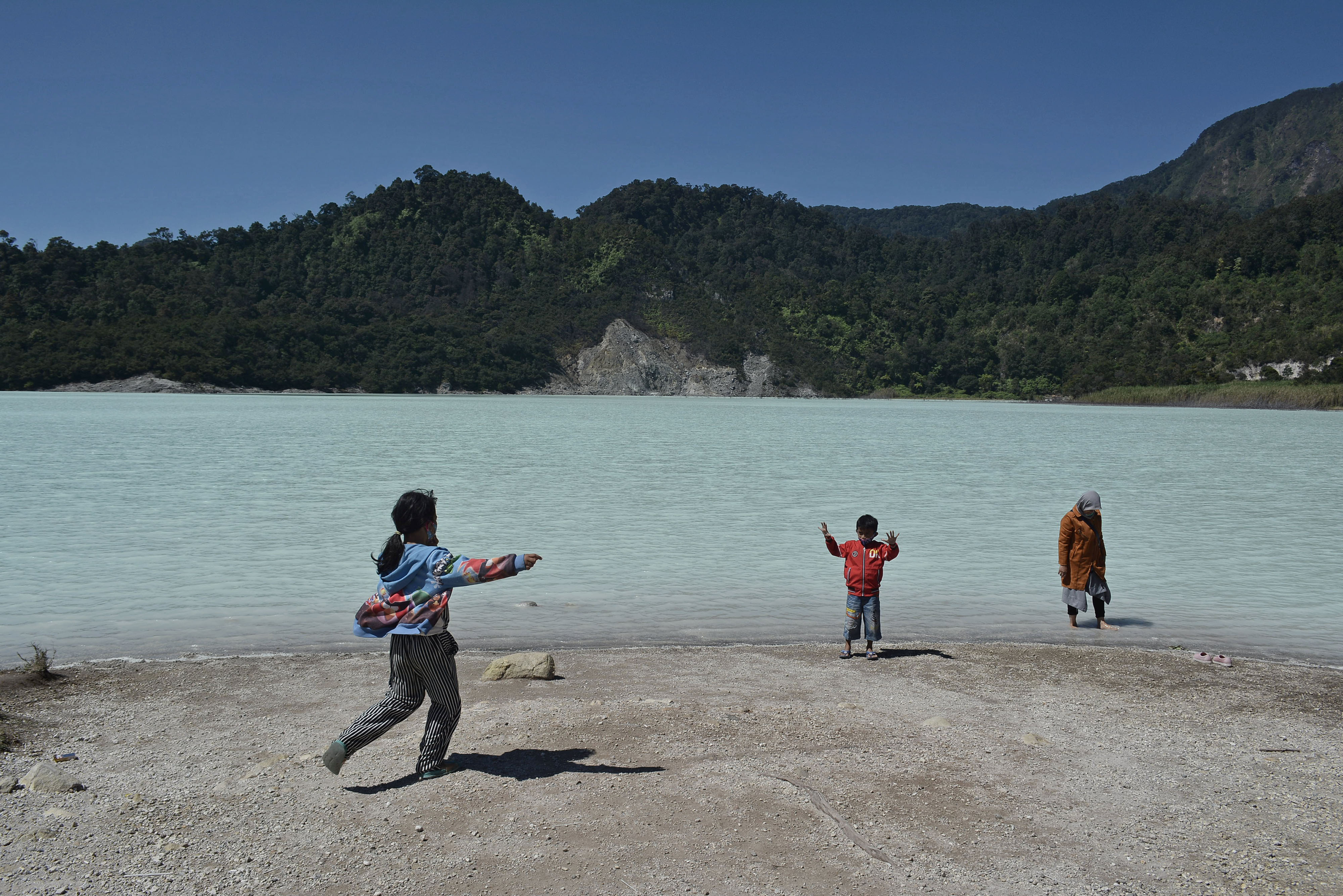 Wisatawan mengunjungi kolam air panas di kawasan Taman Wisata Alam (TWA) Talaga Bodas, Wanaraja, Kabupaten Garut, Jawa Barat.