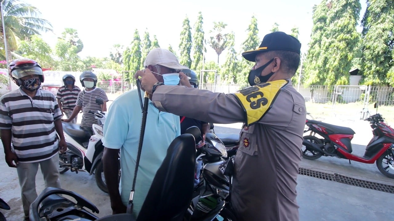 Pembagian masker oleh Polres Nagekeo, Sat Pol PP Nagekeo, serta Tenaga Medis Puskesmas Danga