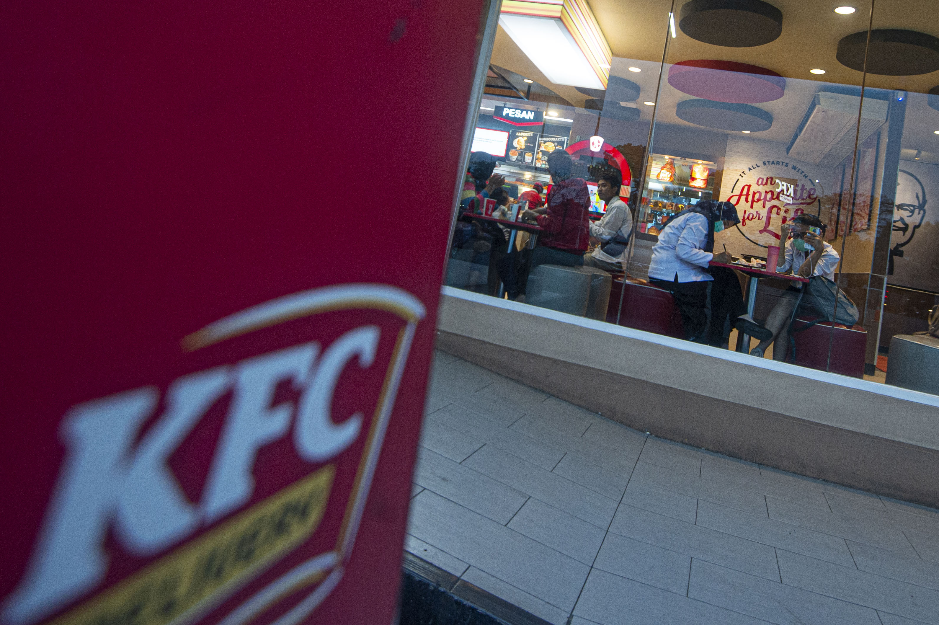 Sejumlah warga menyantap makanan di salah satu restoran di Ciracas, Jakarta.