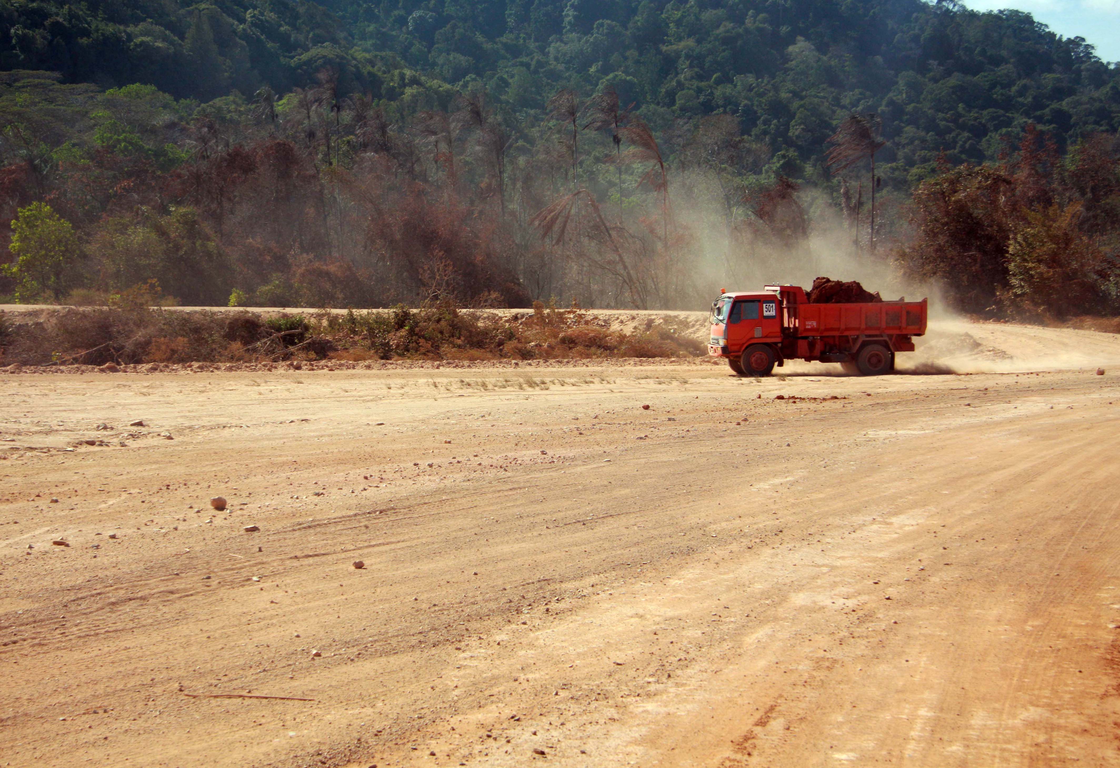  Sebuah truk melintas di lahan yang akan dijadikan lokasi smelter minerba PT Bintan Alumina Indonesia di Galang Batang, Bintan, Kepri.