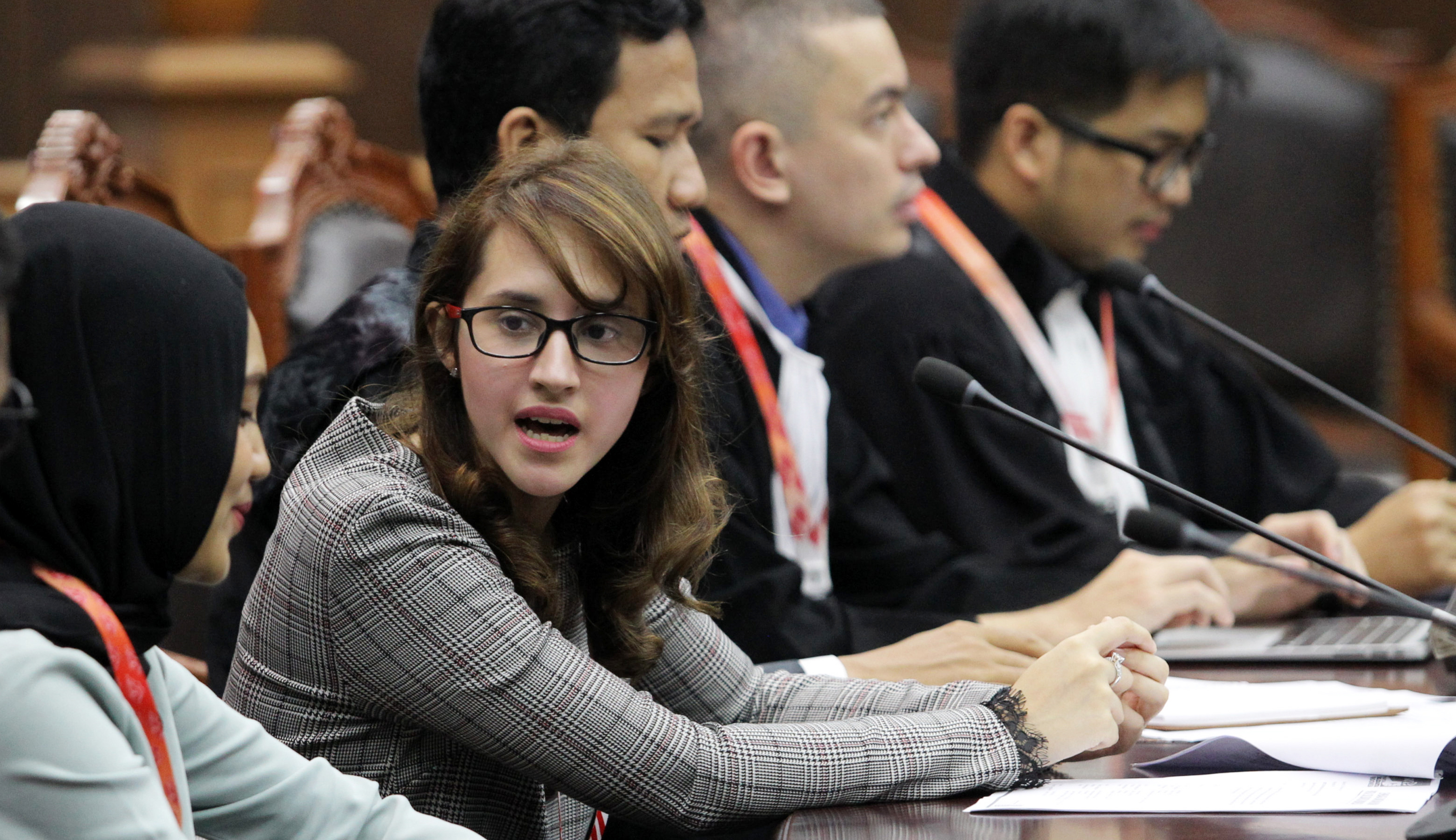 Politikus muda Tsamara Amany (kedua dari kiri)