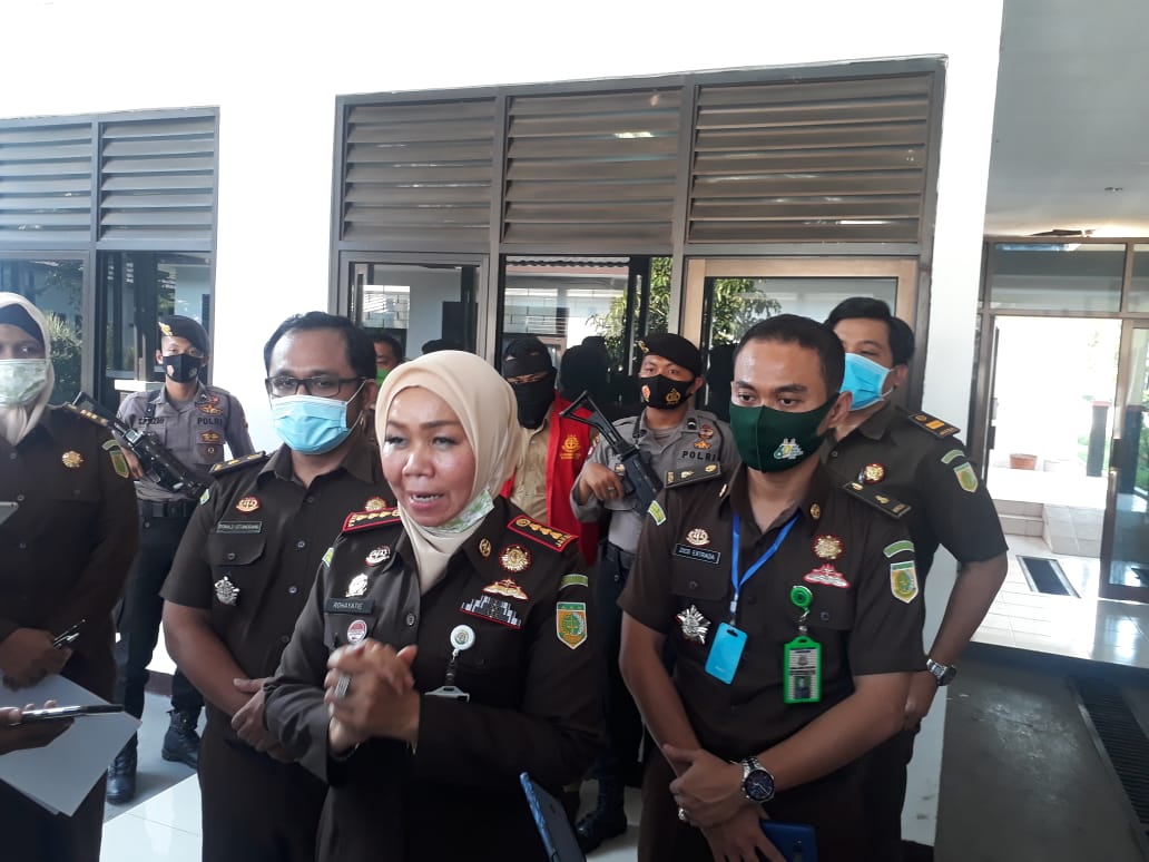 Kajari Karawang Rohayatie saat mengumumkan penangkapan buron Kades Cikampek Timur terpidana dua tahun.
