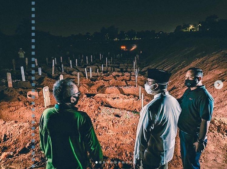 Gubernur DKI Jakarta Anies Baswedan meninjau ke TPU Pondok Ranggon