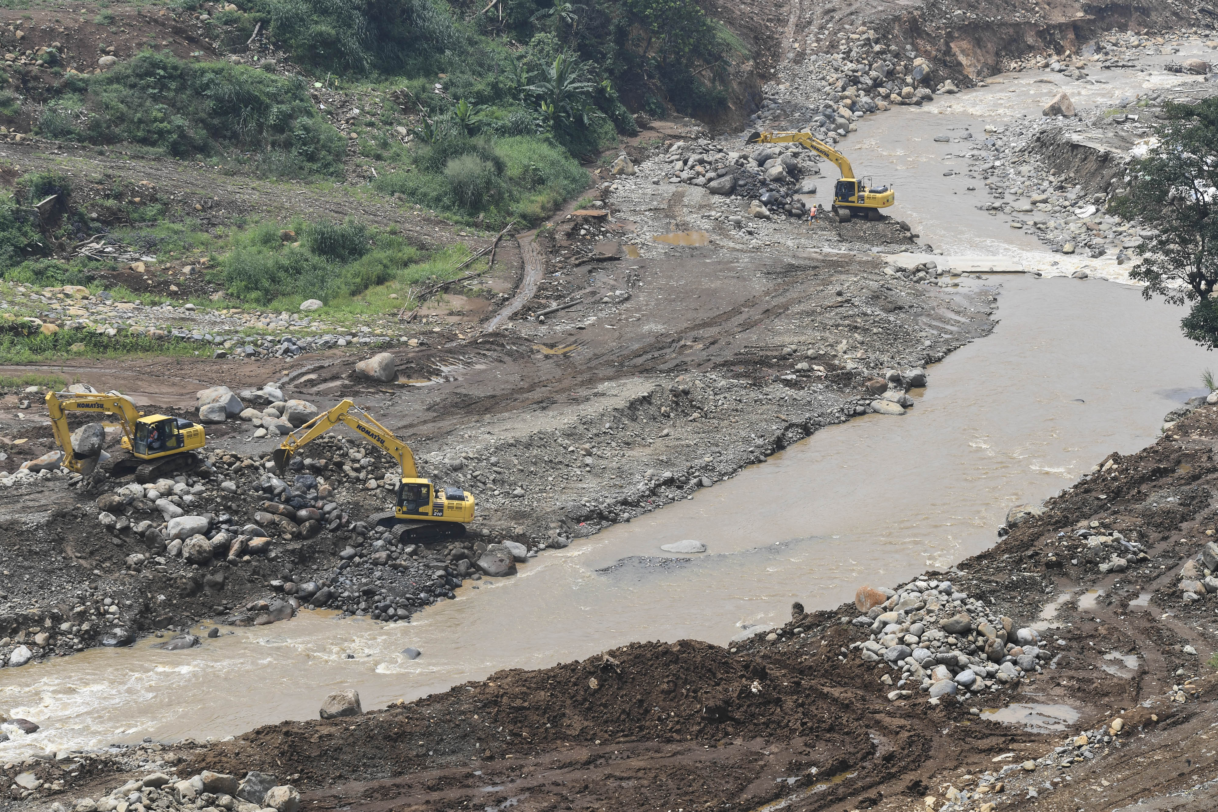 Pekerja menggunakan alat berat pada proyek pembangunan Bendungan Ciawi di Jawa Barat.