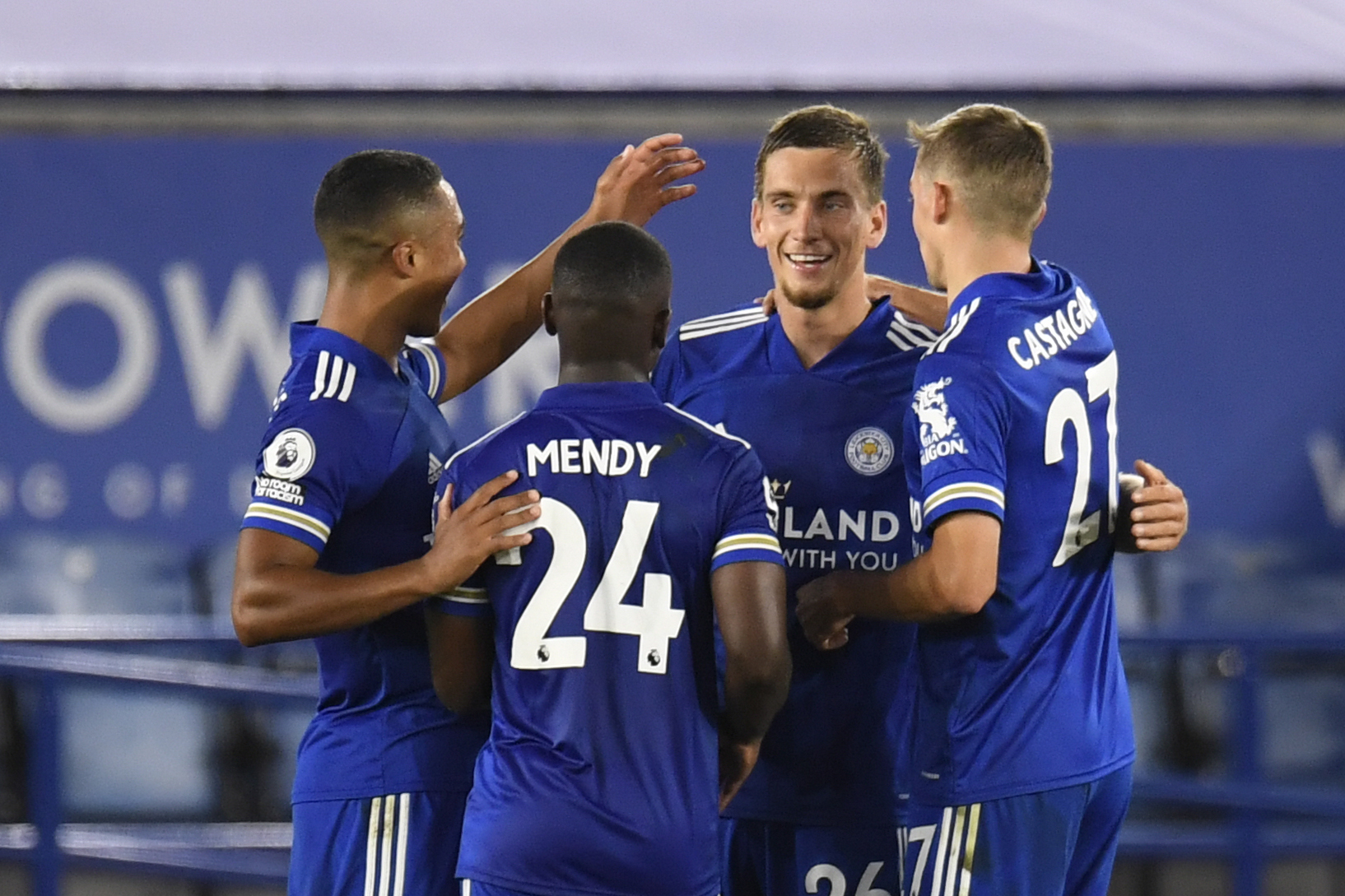 Para pemain Leicester City melakukan selebrasi usai mencetak gol ke gawang Burnley di laga Liga Primer Inggris.