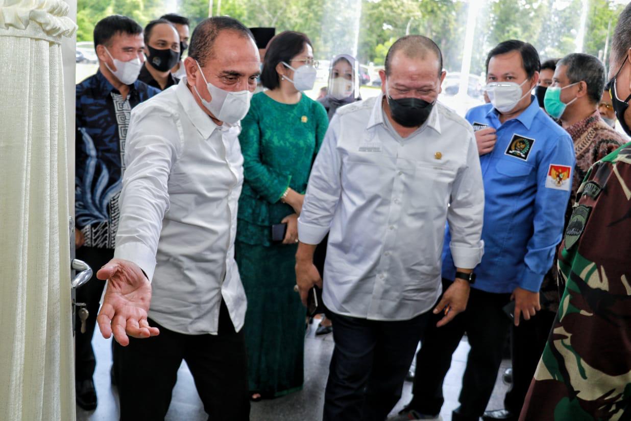 Gubernur Sumatra Utara Edy Rahmayadi (kiri) menerima Ketua DPD RI AA La Nyalla Mahmud Mattalitti dan rombongan di rumah dinasnya.