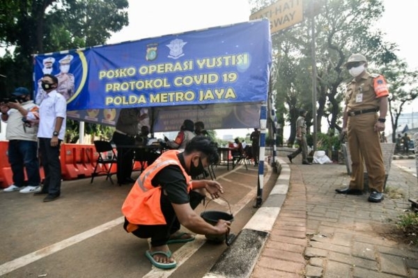 Ilustrasi -- Operasi Yustisi Penegakan Disiplin Protokol Kesehatan di Jalan Raya Pasar Jumat, Pondok Pinang, Jakarta (14/9/2020). 