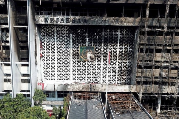 Bangunan Gedung Kejaksaan Agung yang habis dilalap api sejak semalam di kawasan Kebayoran Baru, Jakarta, Minggu (23/8).  