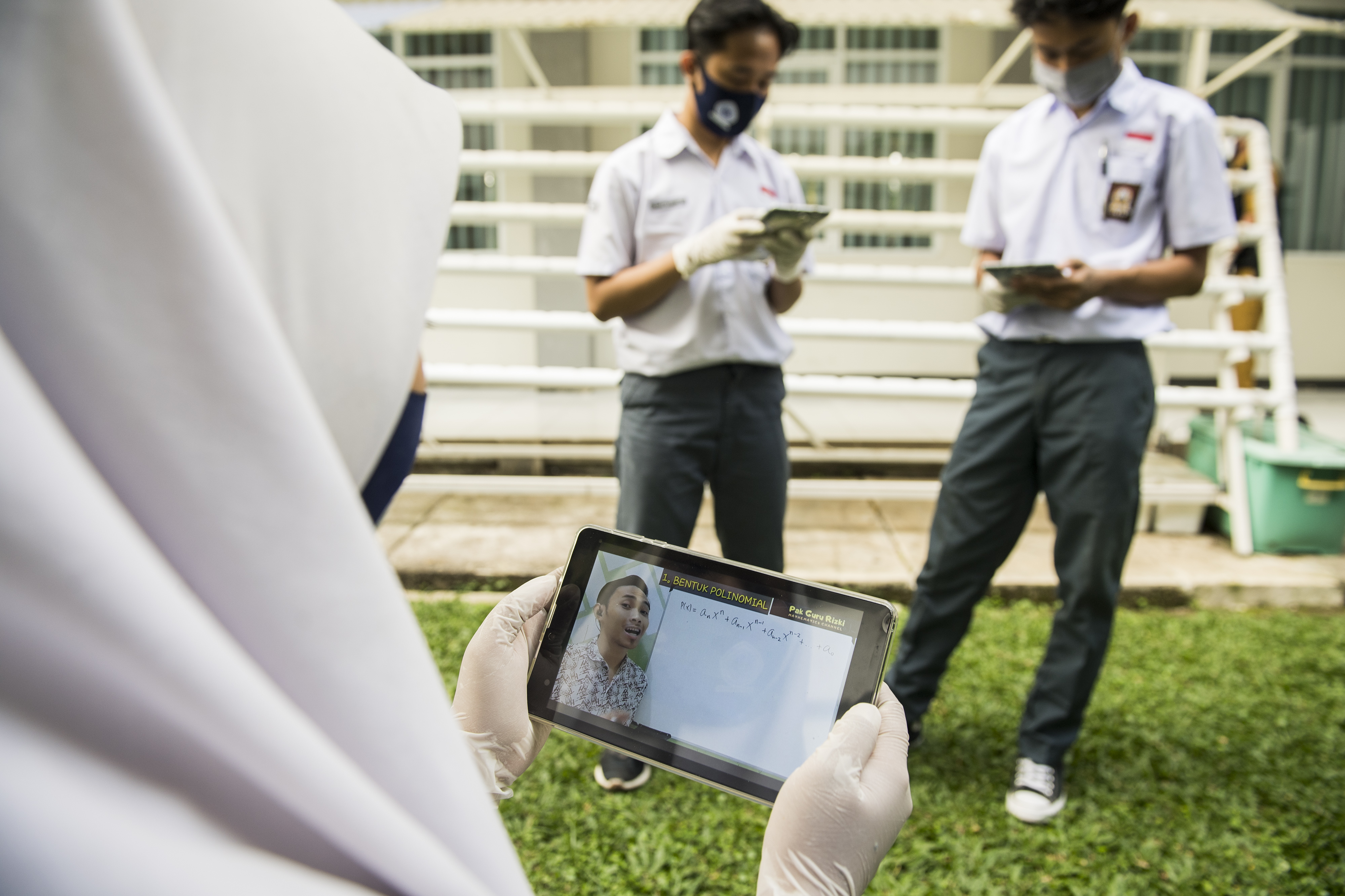 BANTUAN KUOTA INTERNET: Sejumlah siswa belajar daring melalui gawai tablet seusai menerima bantuan kuota internet di SMAN 9 Bandung, Jabar.