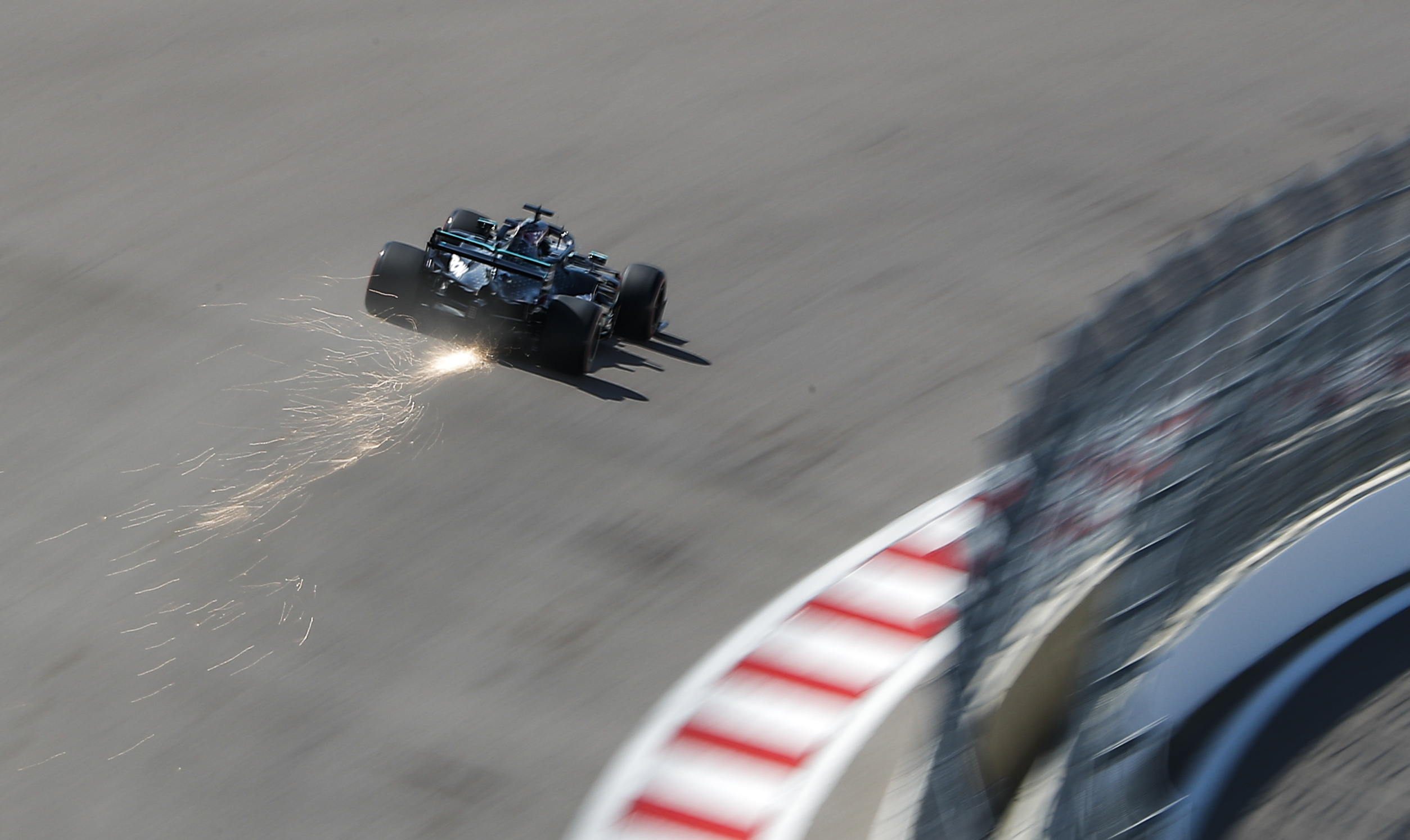 Mobil pembalap Mercedes Lewis Hamilton memercikan api di sesi latihan pertama GP Rusia, Jumat (25/9). 