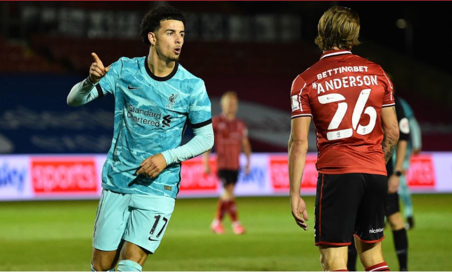 Curtis Jones (kiri) pemain Liverpool yang mencetak dua gol dalam laga Piala Liga melawan Lincoln City.