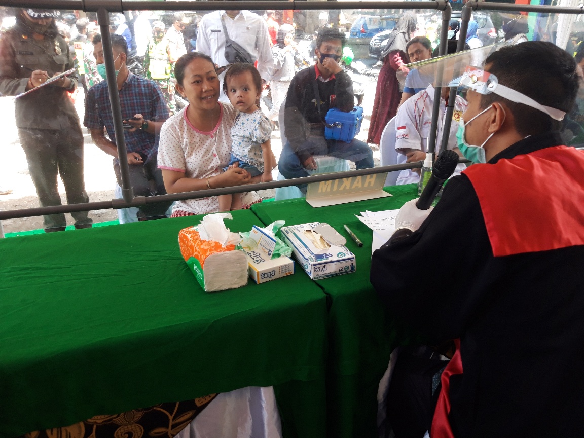 Hakim menggelar sidang ibu dan anak tidak memakai masker dalam Operasi Yustisi di Kota Malang, Jawa Timur, Rabu (16/9/2020)
