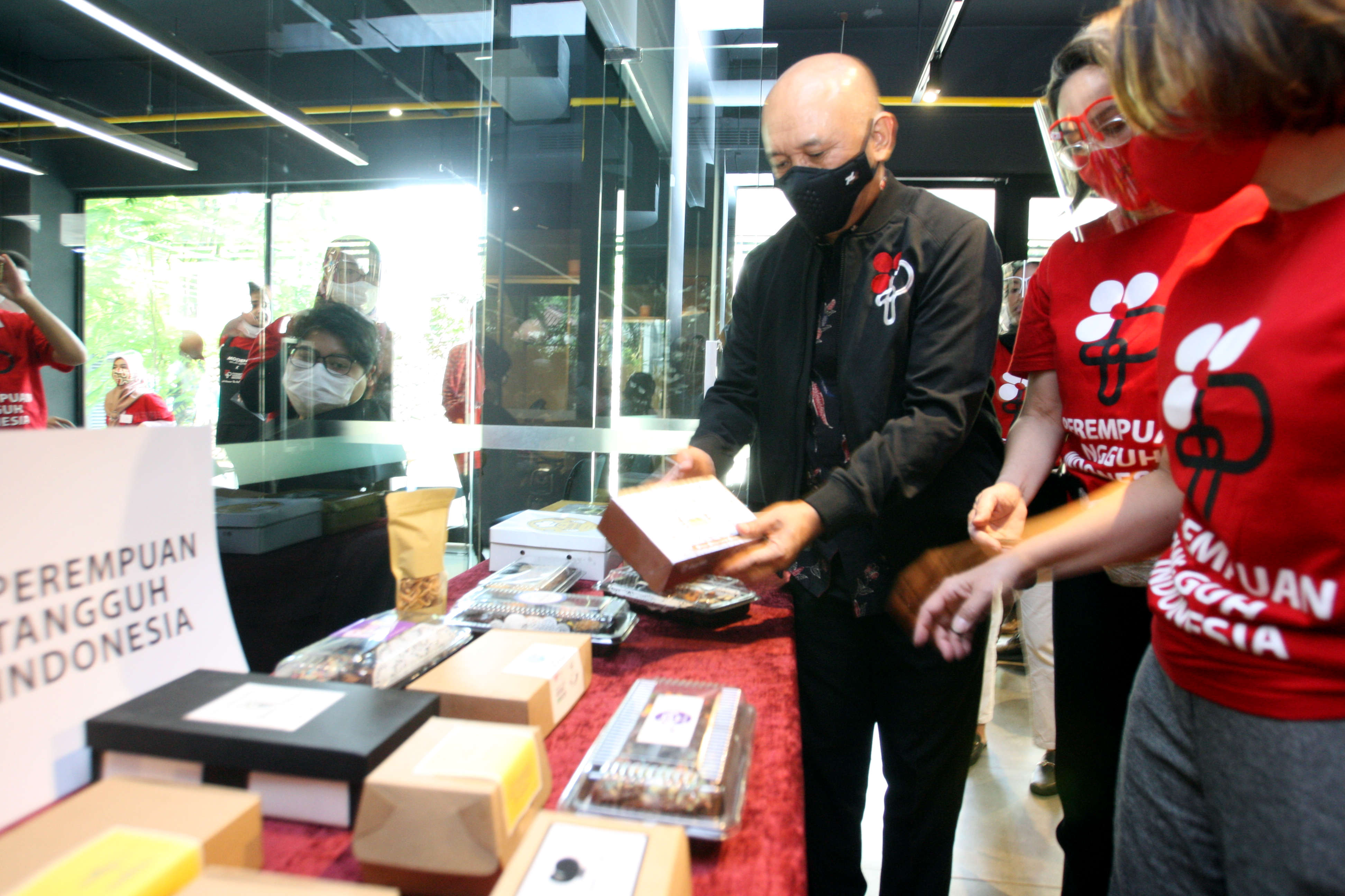  Menteri Koperasi Teten Masduki bersama anggota Komunitas Perempuan Tangguh Indonesia meninjau pelatihan kuliner untuk penyandang tunarungu.